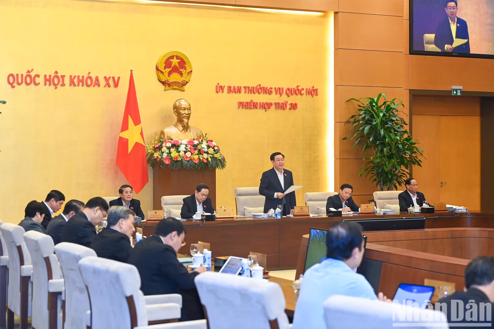越南国会主席王廷惠发表讲话。