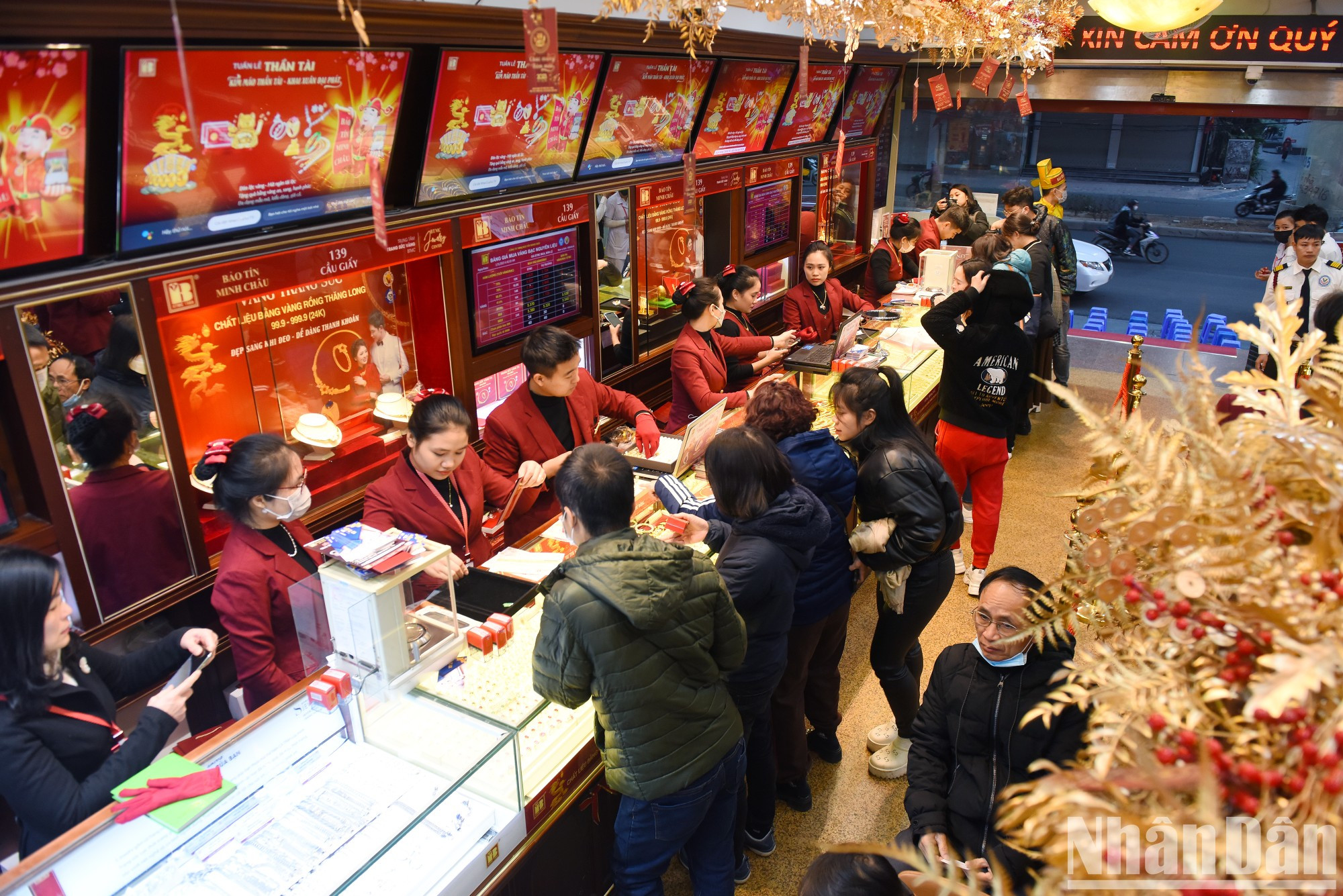 早上6时45分,宝信明洲珠宝金店里顾客爆满。 早上6时45分,宝信明洲珠宝金店里顾客爆满。