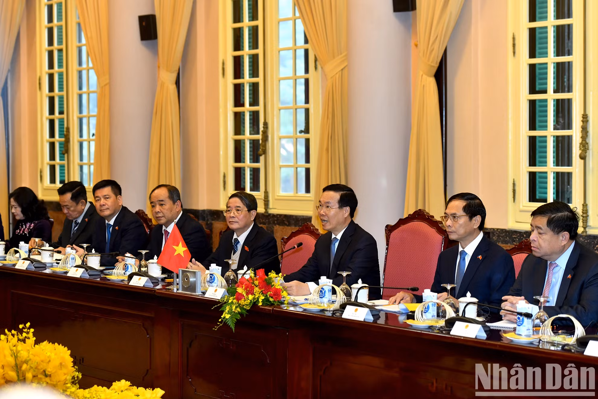 出席会谈的越方代表团。