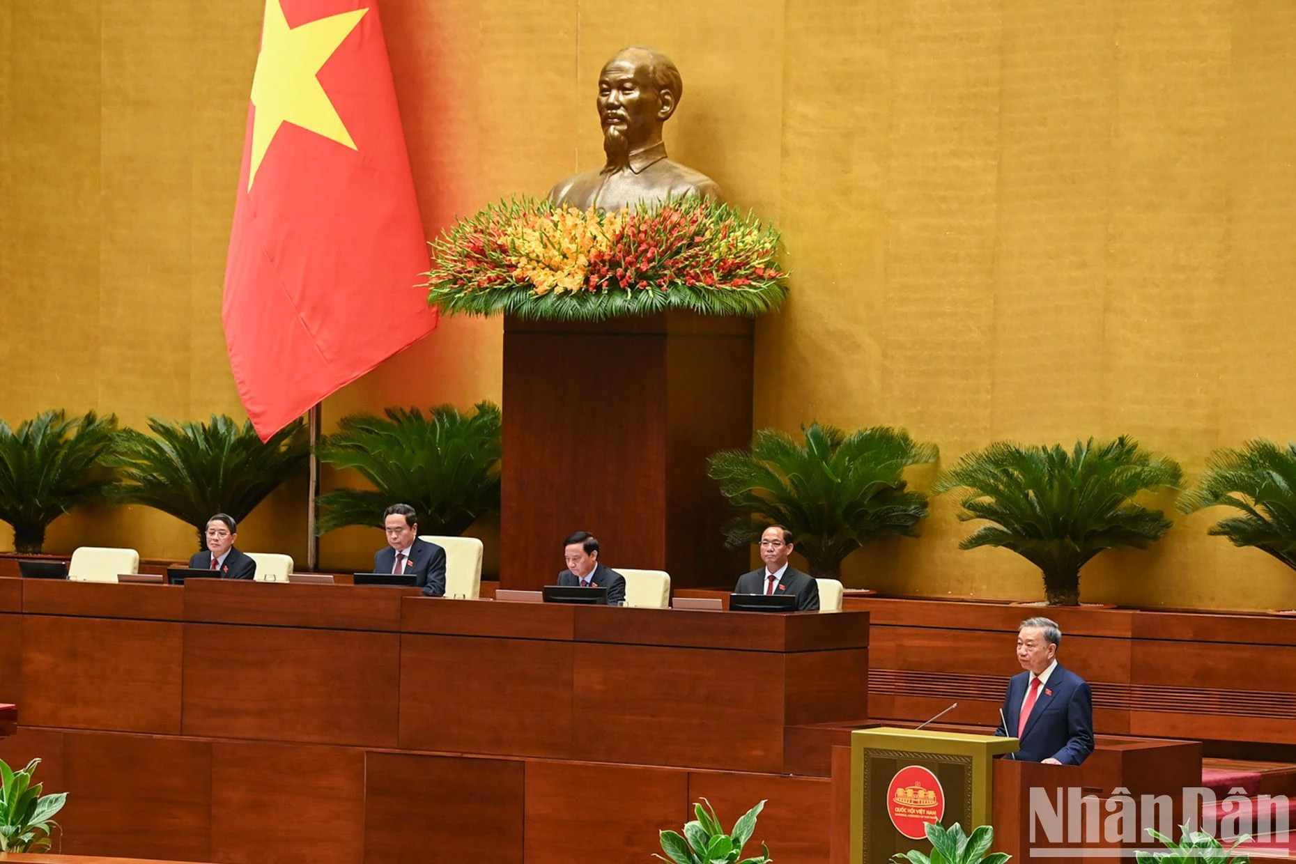 国家主席苏林在宣誓就职后发表讲话。 国家主席苏林在宣誓就职后发表讲话。