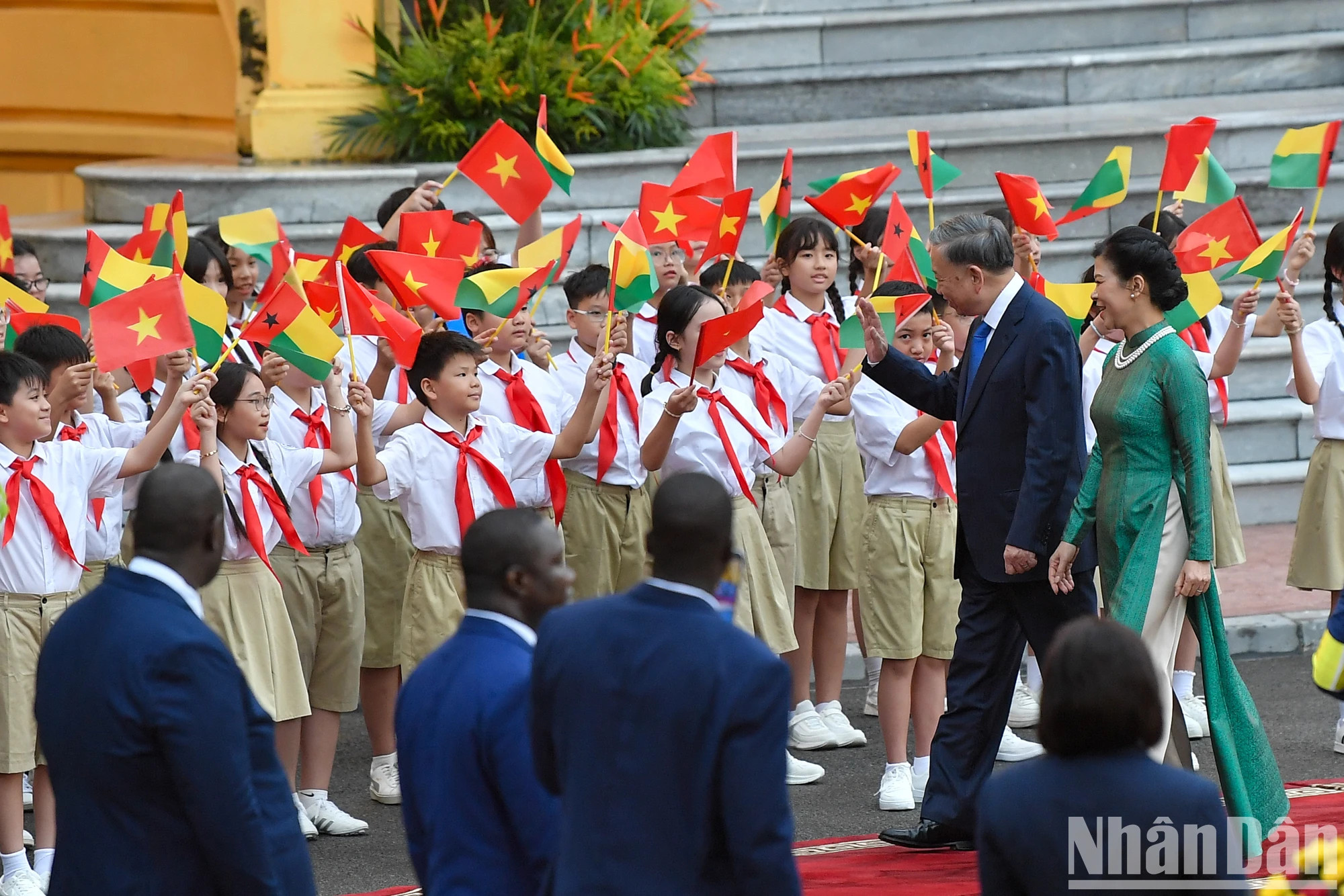 越共中央总书记、国家主席苏林和夫人向儿童们挥手。