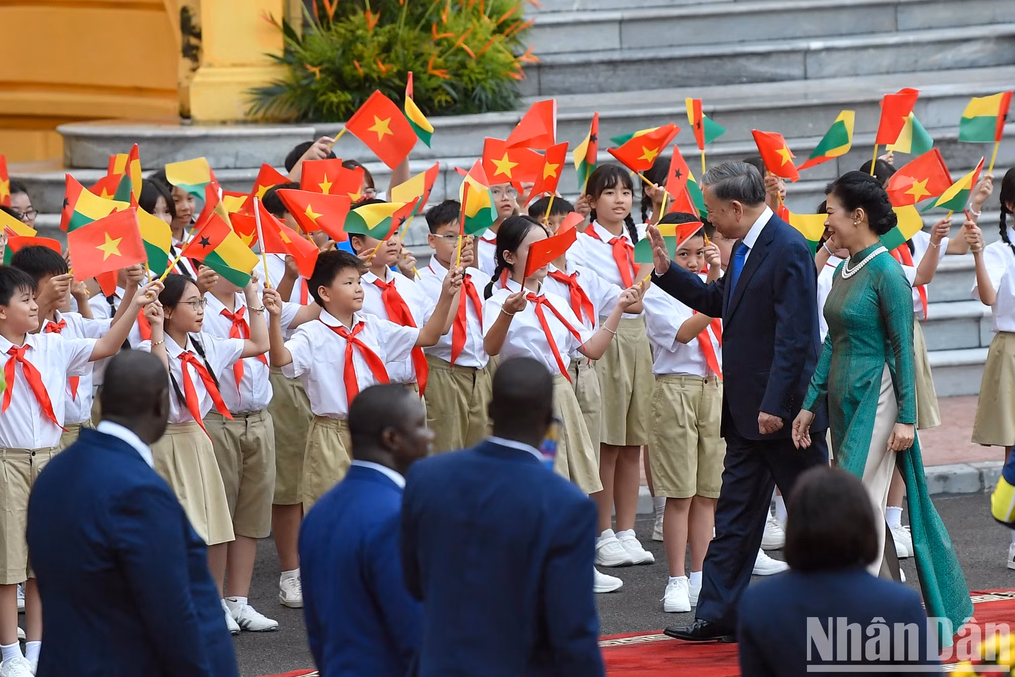 越共中央总书记、国家主席苏林和夫人向儿童们挥手。