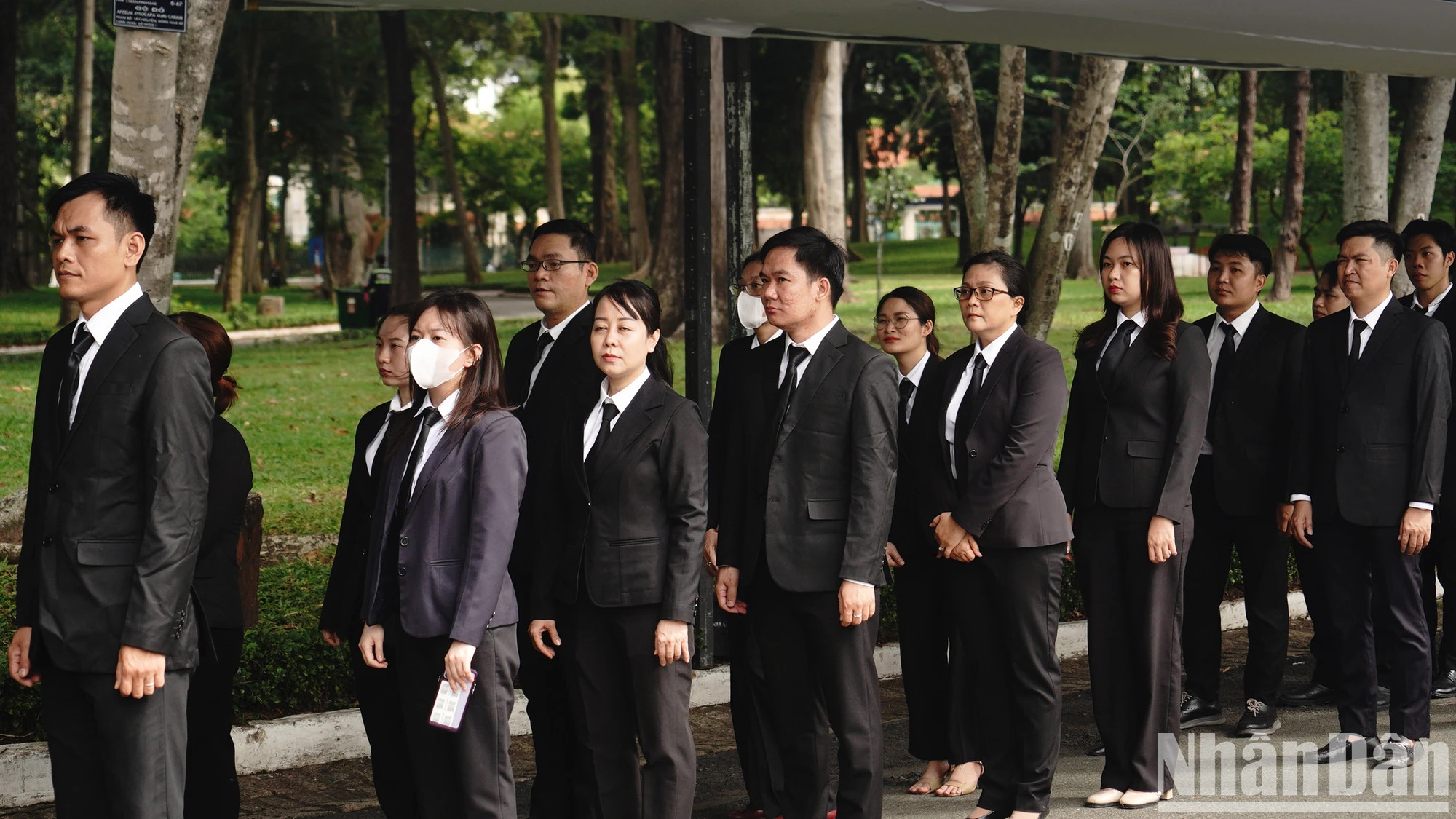 政治社会组织和广大人民群众前来吊唁原国家主席陈德良逝世。