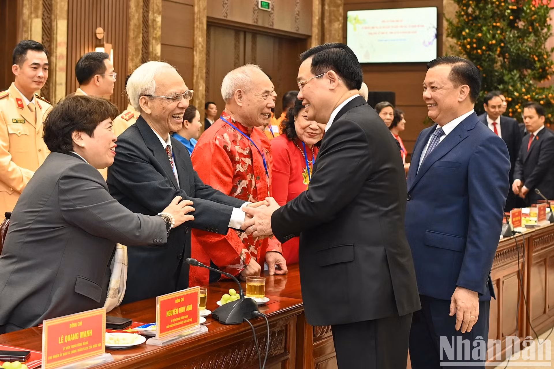 国会主席王廷惠向出席会议的老年人问候。