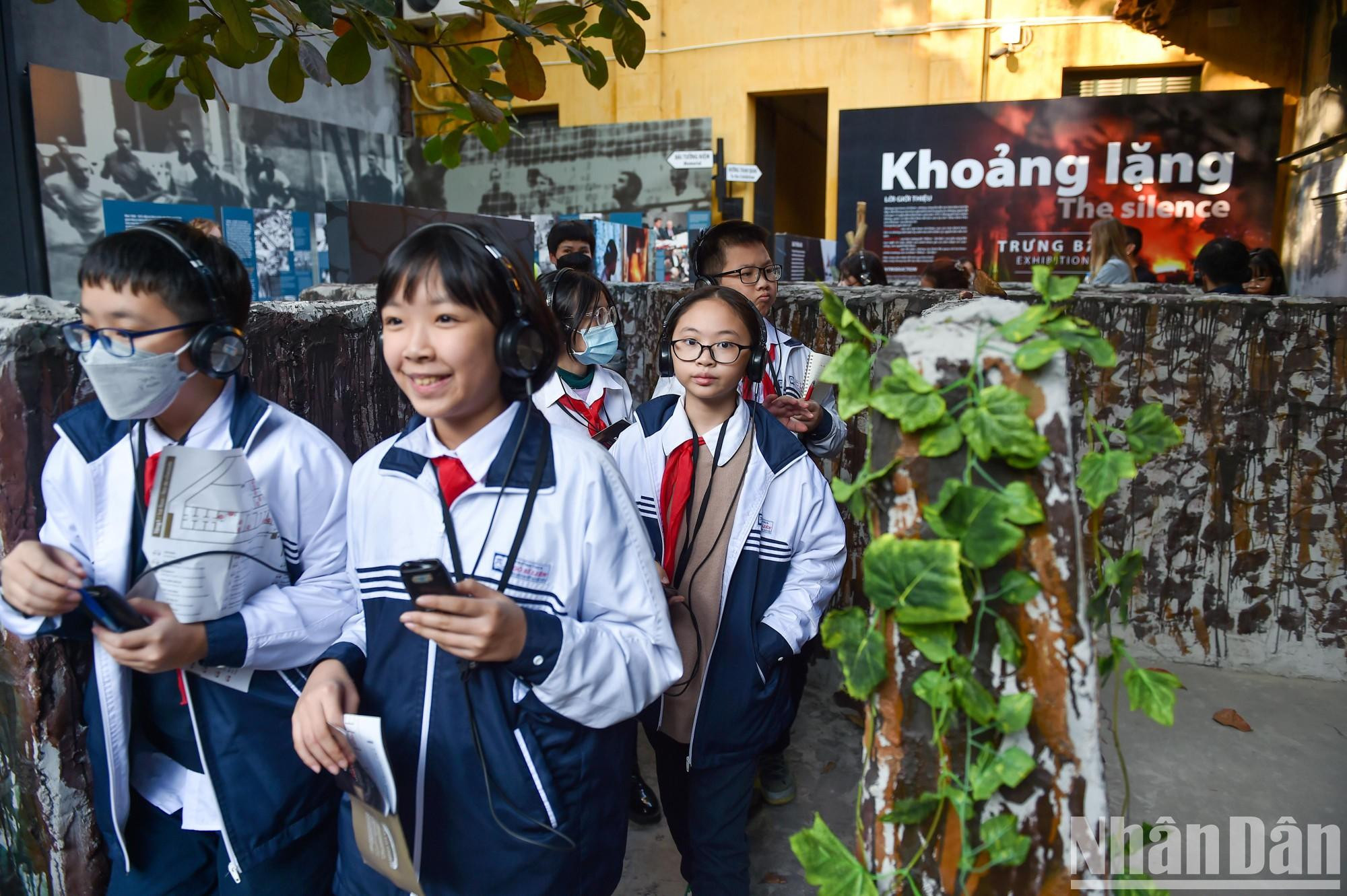 学生们参观火炉监狱遗迹，向为祖国独立和统一而牺牲的一代代人表示深深的谢意。