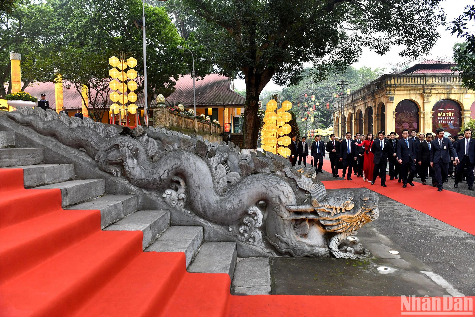 越南国家主席武文赏与菲律宾总统马科斯参观河内升龙皇城。 越南国家主席武文赏与菲律宾总统马科斯参观河内升龙皇城。