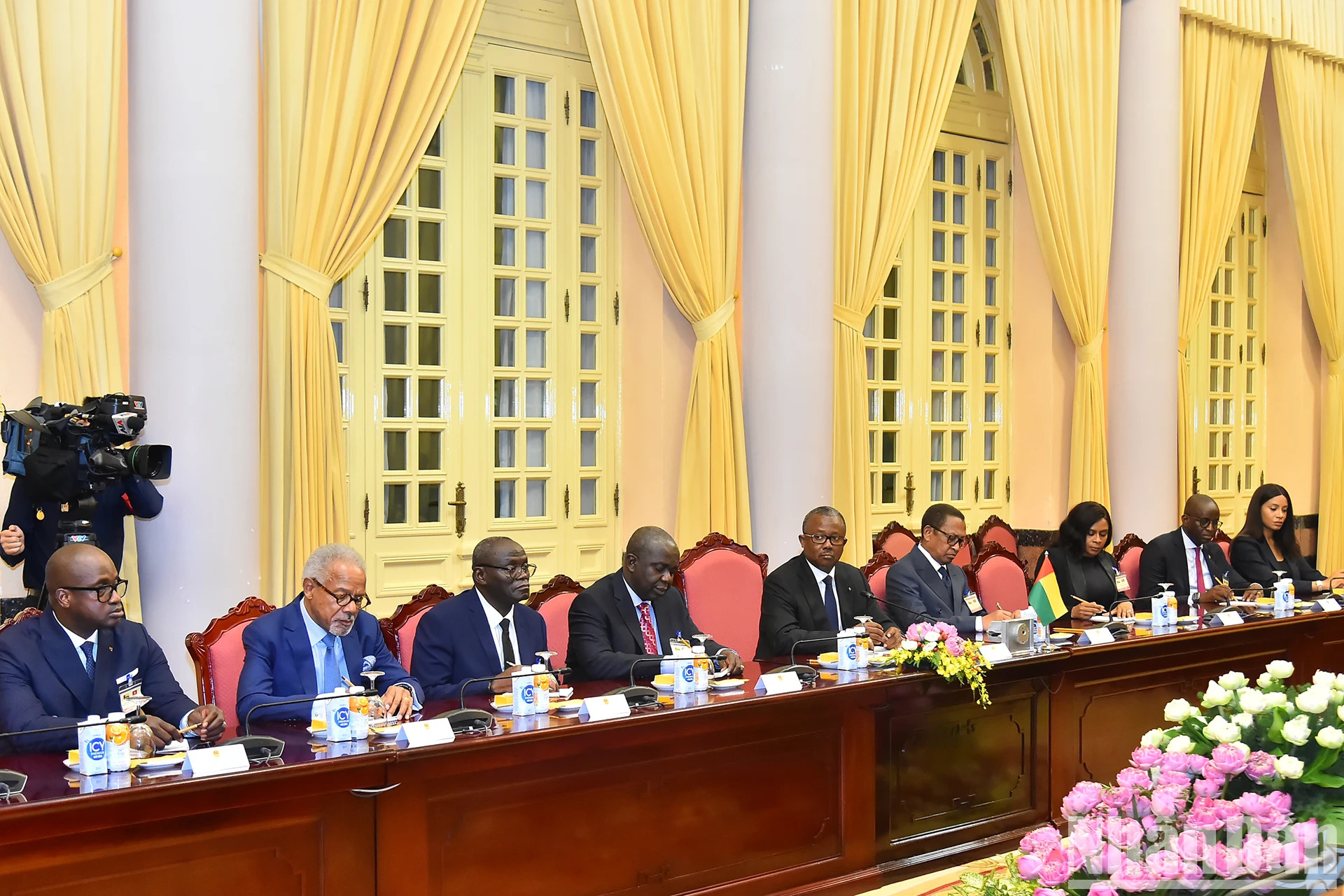 出席会谈的几方代表团。