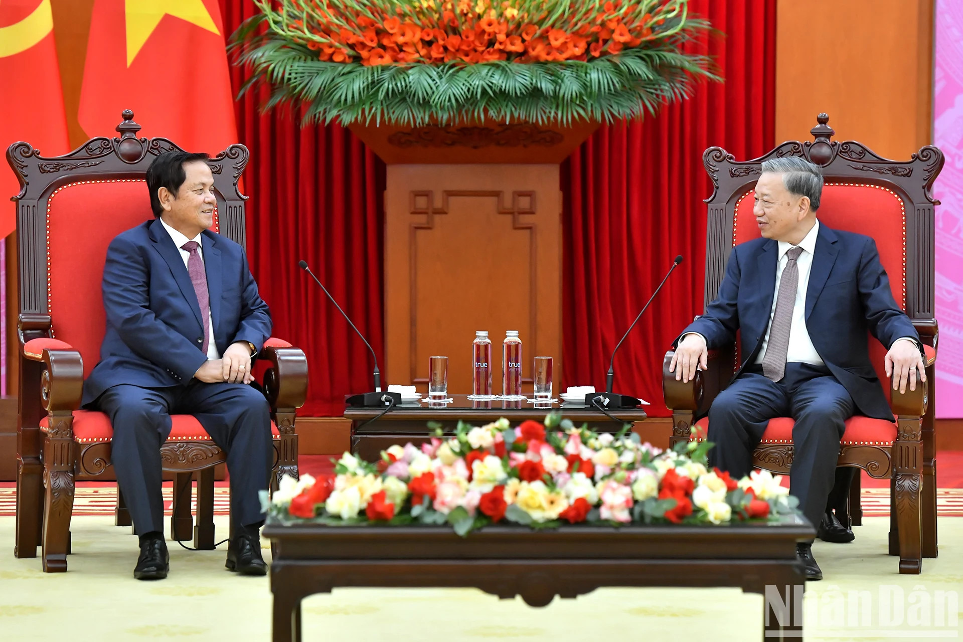 苏林总书记会见柬埔寨人民党中央委员、参议院第一副议长乌波烈。