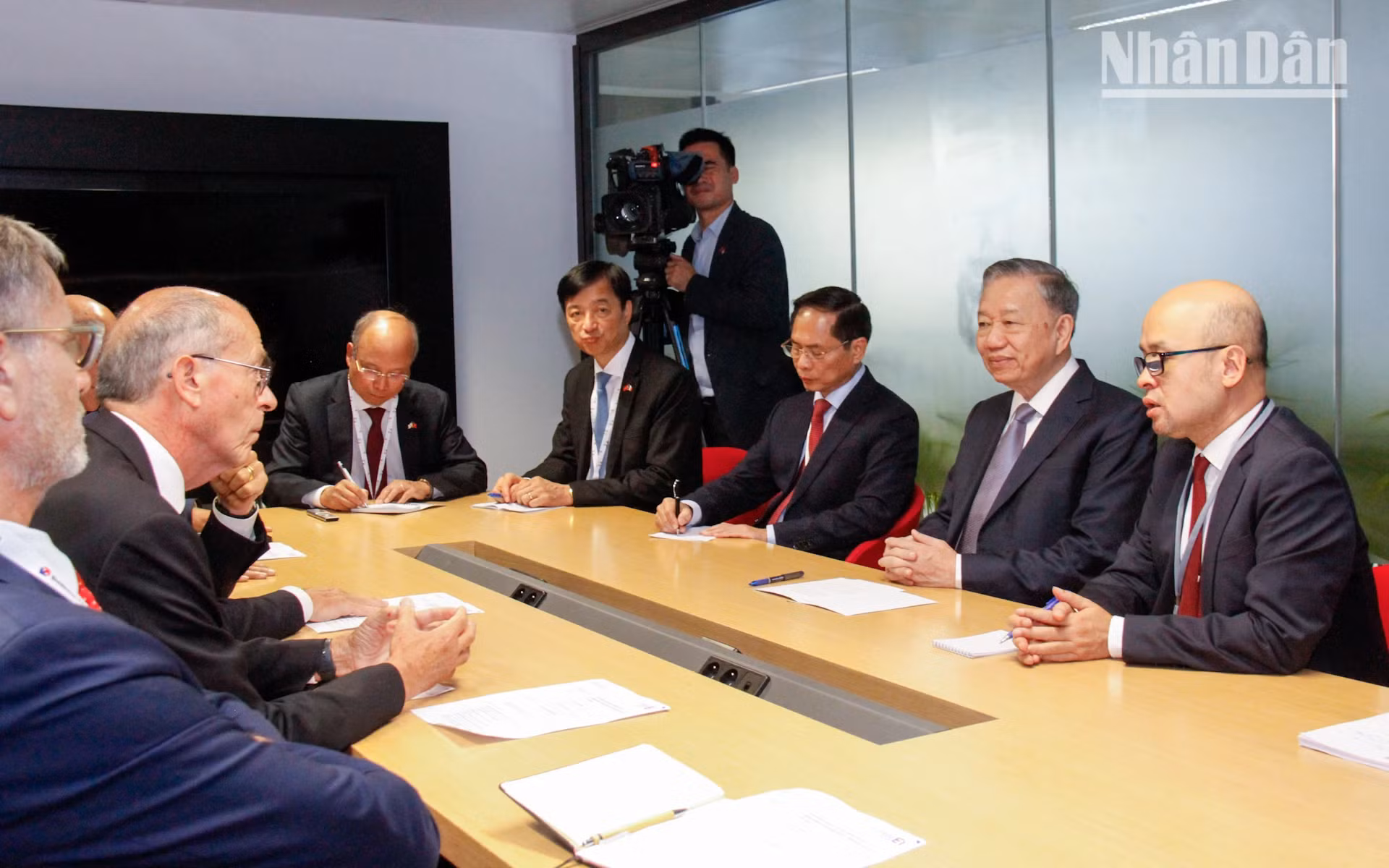 苏林总书记、国家主席会见法国企业雇主联盟主席。 苏林总书记、国家主席会见法国企业雇主联盟主席。