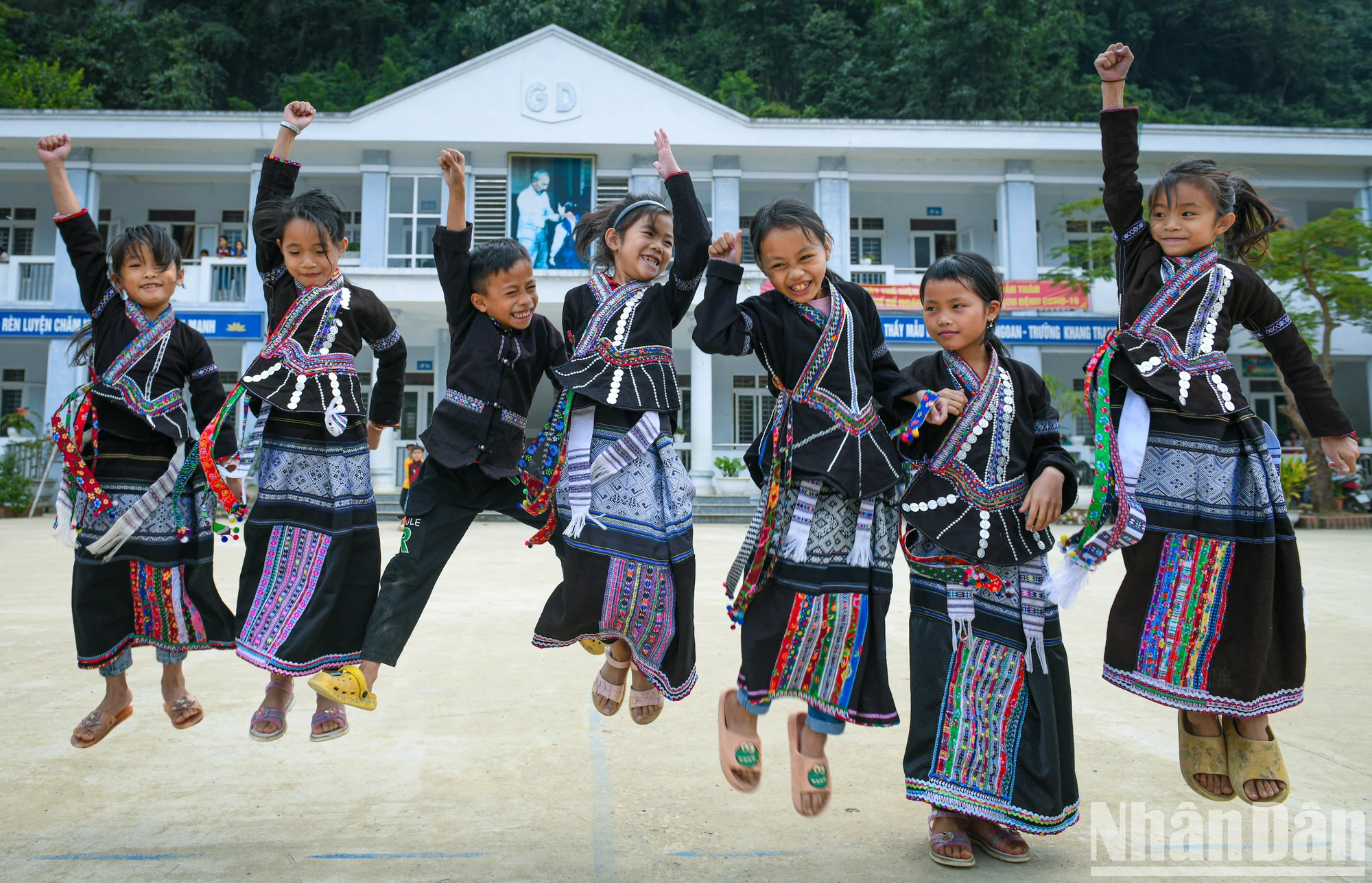 卢族人。 （完）