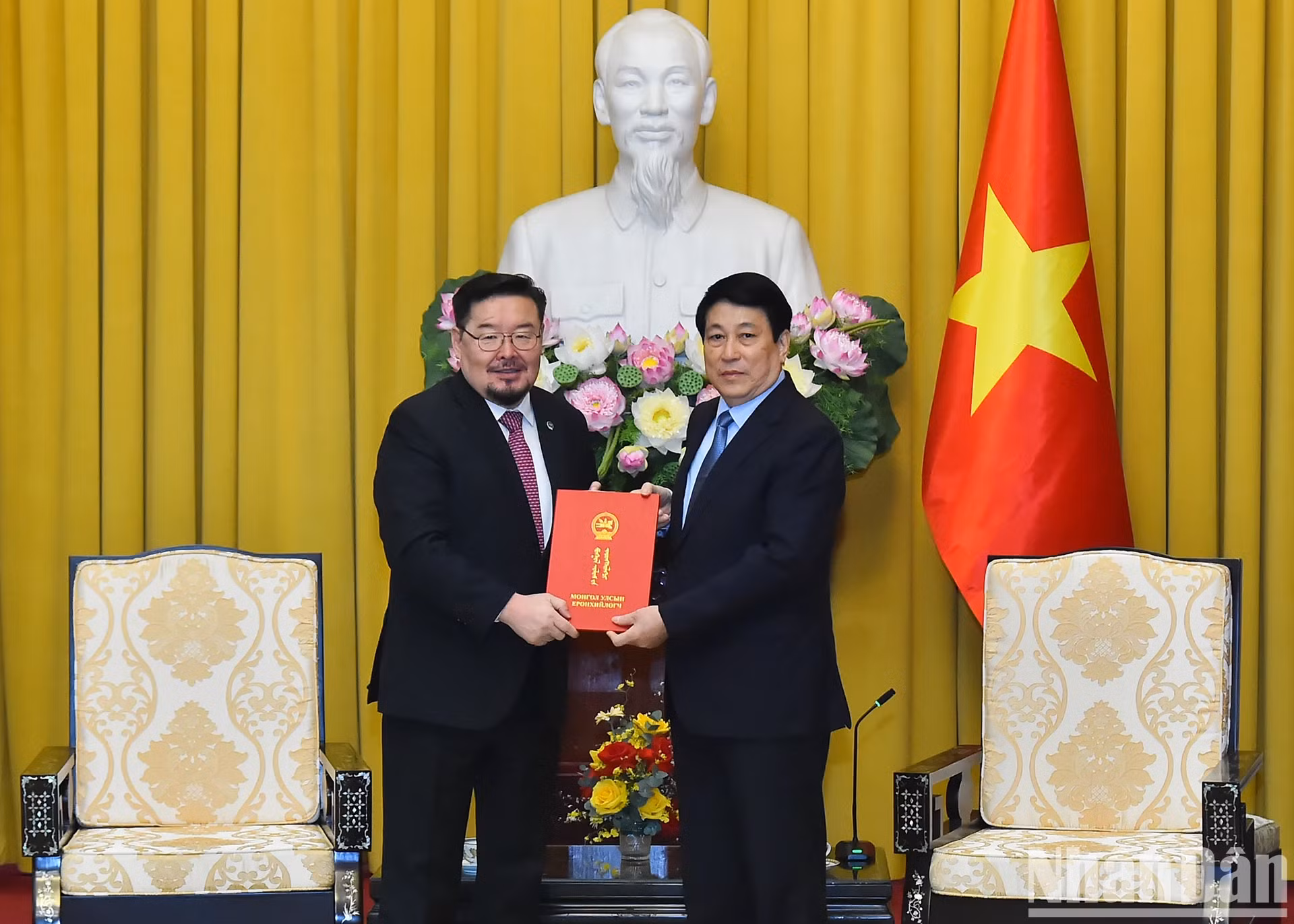 蒙古国总统办公厅主任贡布扎布·赞丹沙塔尔向梁强主席递交蒙古国总统的信。