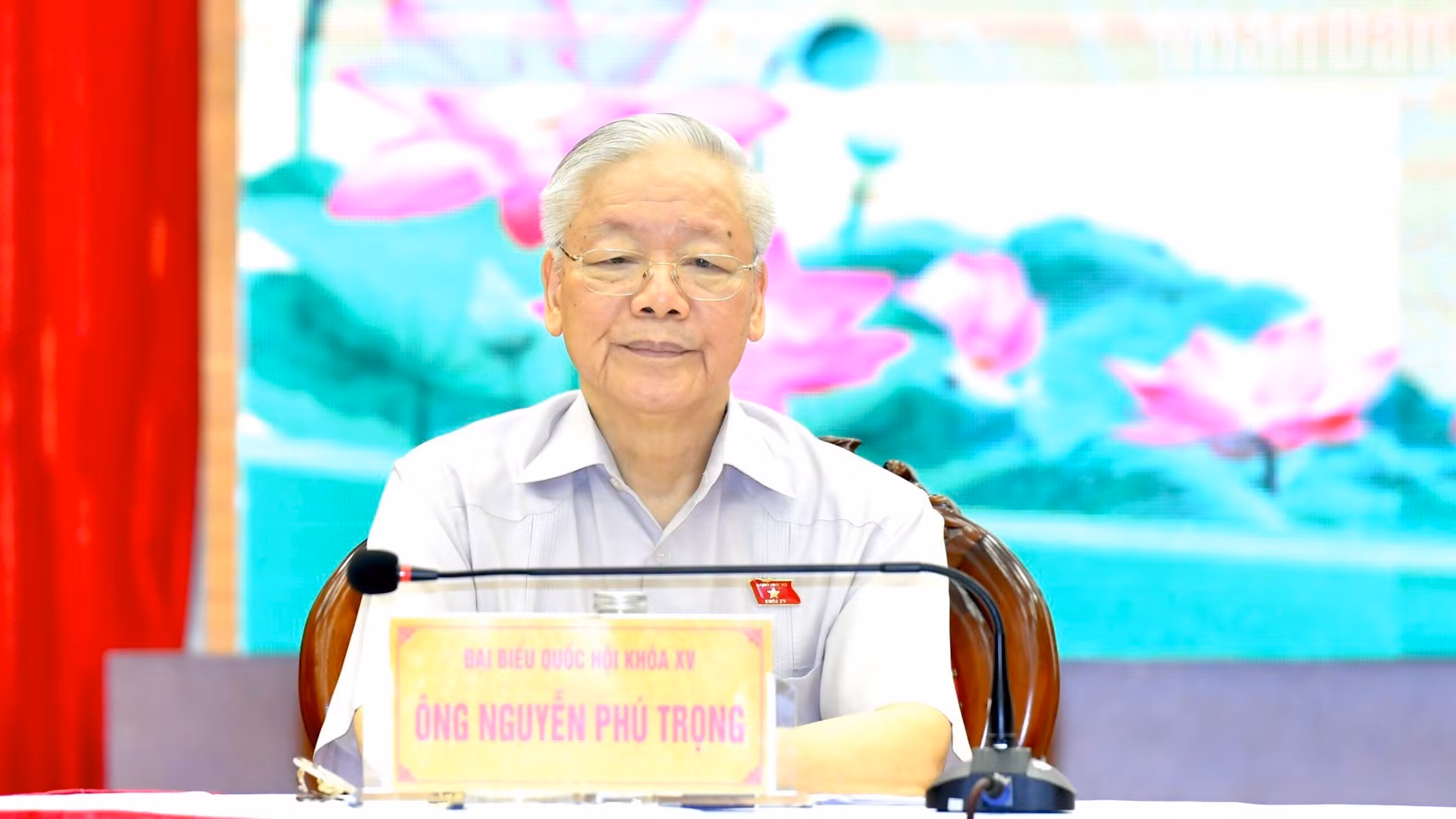 阮富仲总书记会见选民。