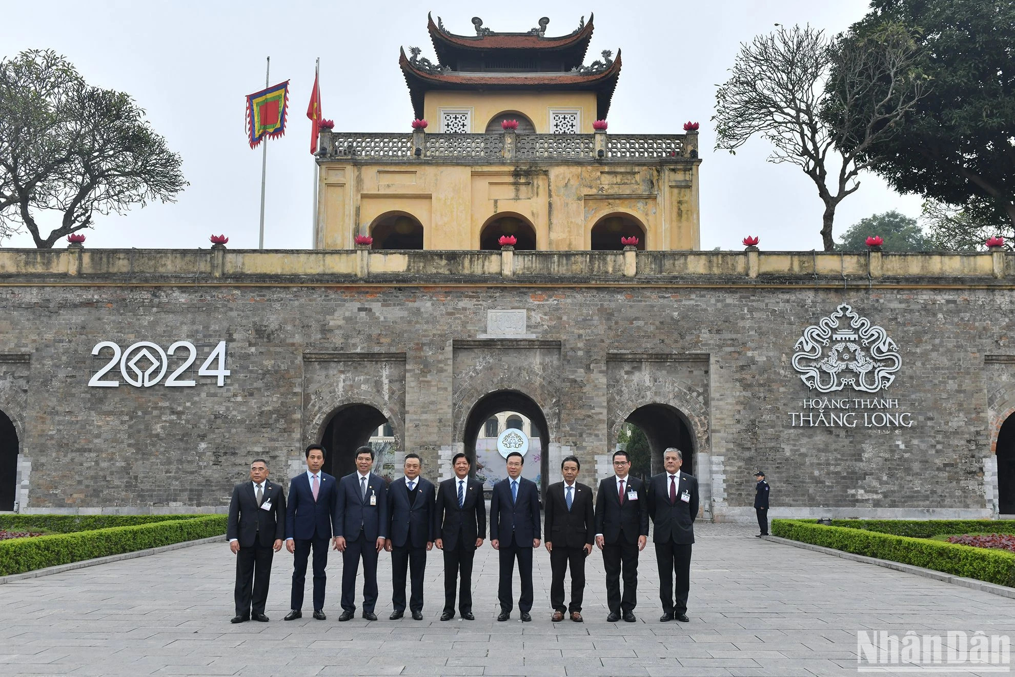 越南国家主席武文赏与菲律宾总统马科斯和各位代表在河内升龙皇城合影。 越南国家主席武文赏与菲律宾总统马科斯和各位代表在河内升龙皇城合影。