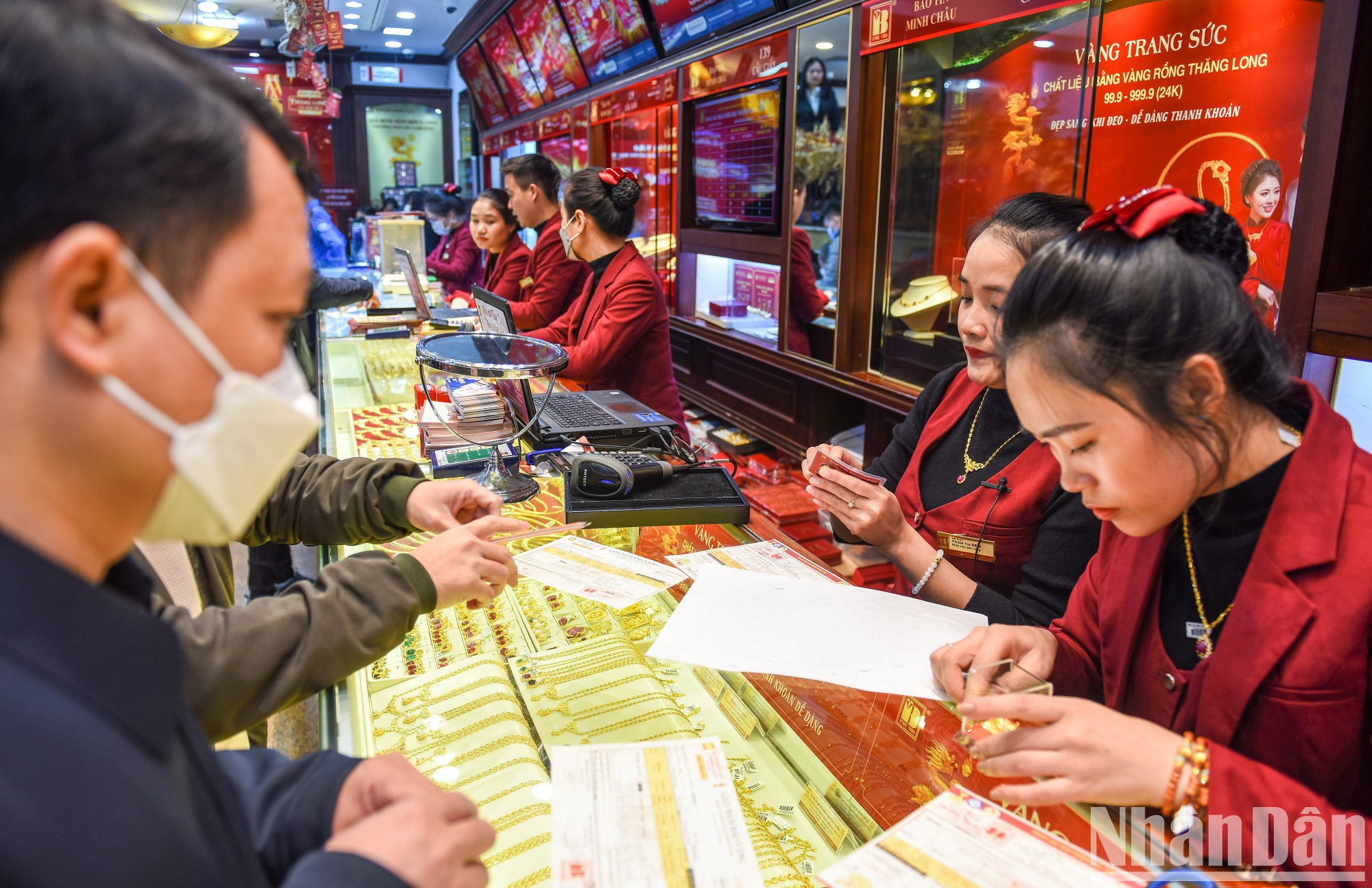 除了SJC黄金,很多顾客特别关注首饰、光面戒指。 除了SJC黄金,很多顾客特别关注首饰、光面戒指。