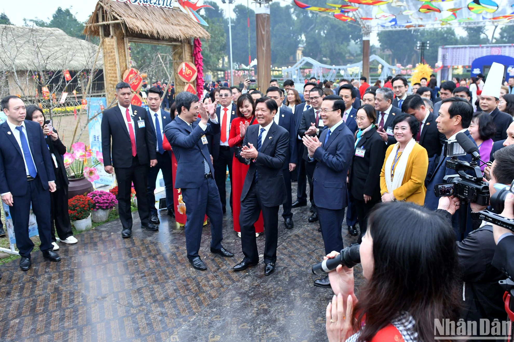 越南国家主席武文赏与菲律宾总统马科斯欣赏在升龙皇城中心区举行的“2024年春节快乐”框架内的表演节目。 越南国家主席武文赏与菲律宾总统马科斯欣赏在升龙皇城中心区举行的“2024年春节快乐”框架内的表演节目。