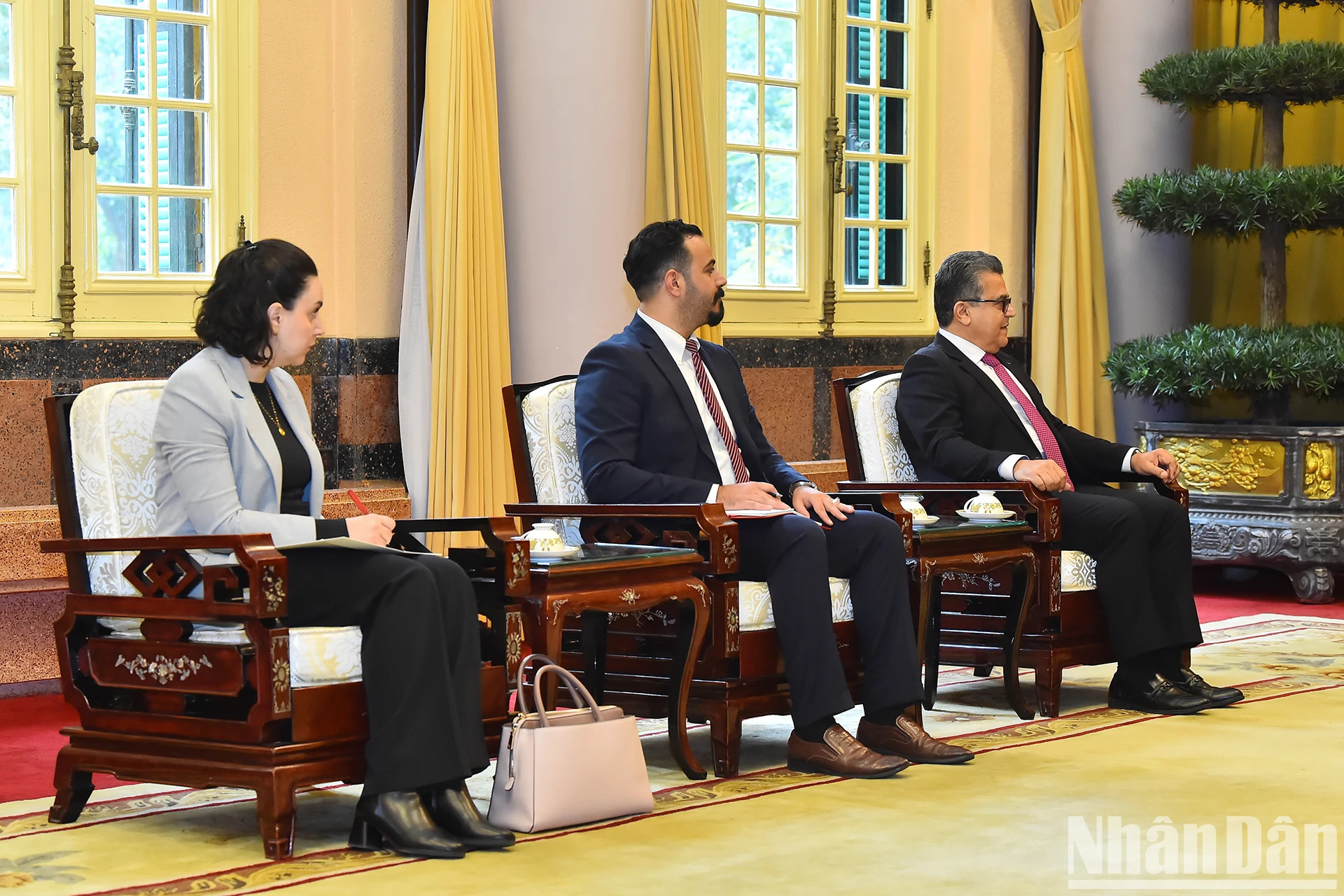 陪同巴勒斯坦总统的特使里亚德·马尔基访越的代表团团员出席会见。