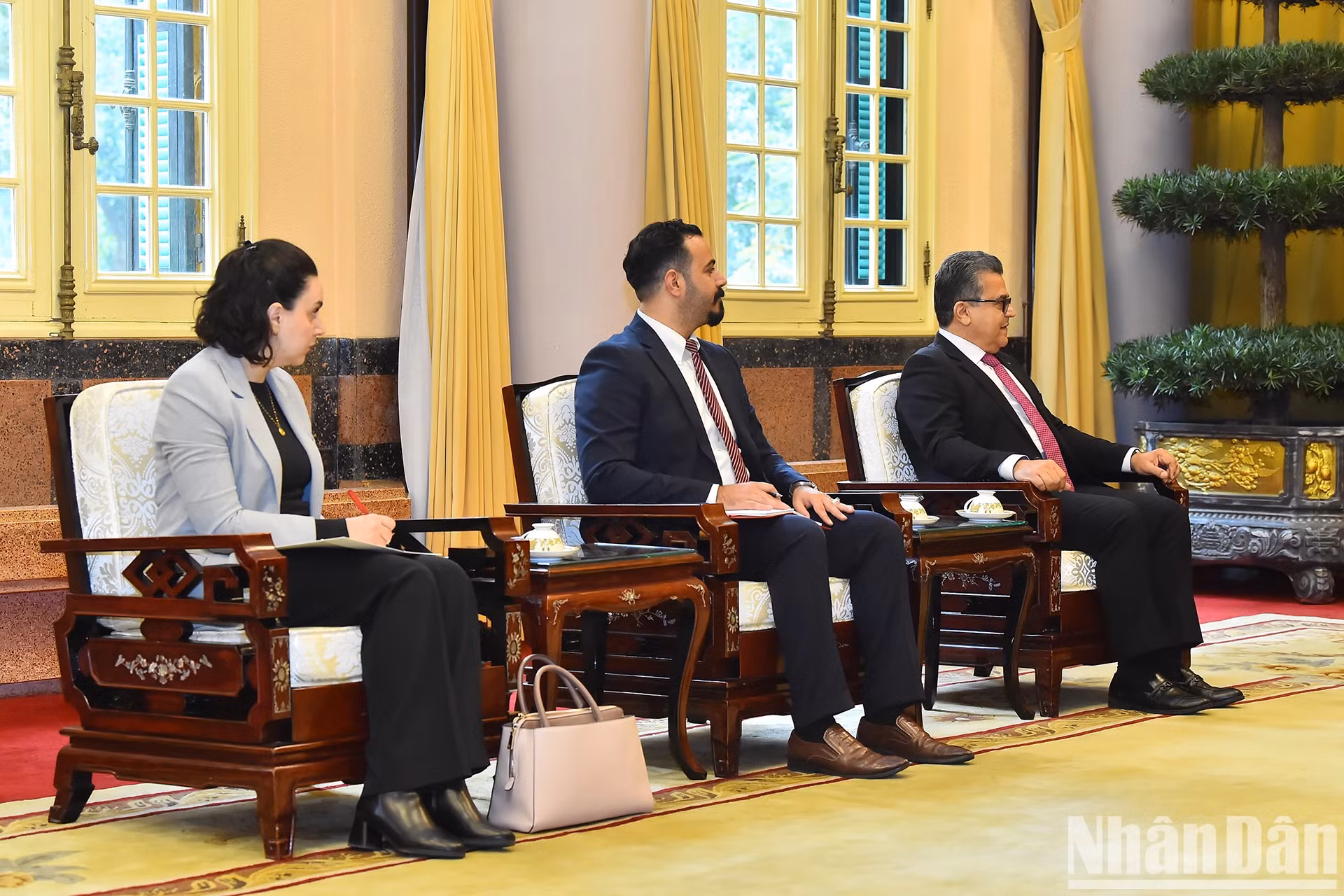 陪同巴勒斯坦总统的特使里亚德·马尔基访越的代表团团员出席会见。