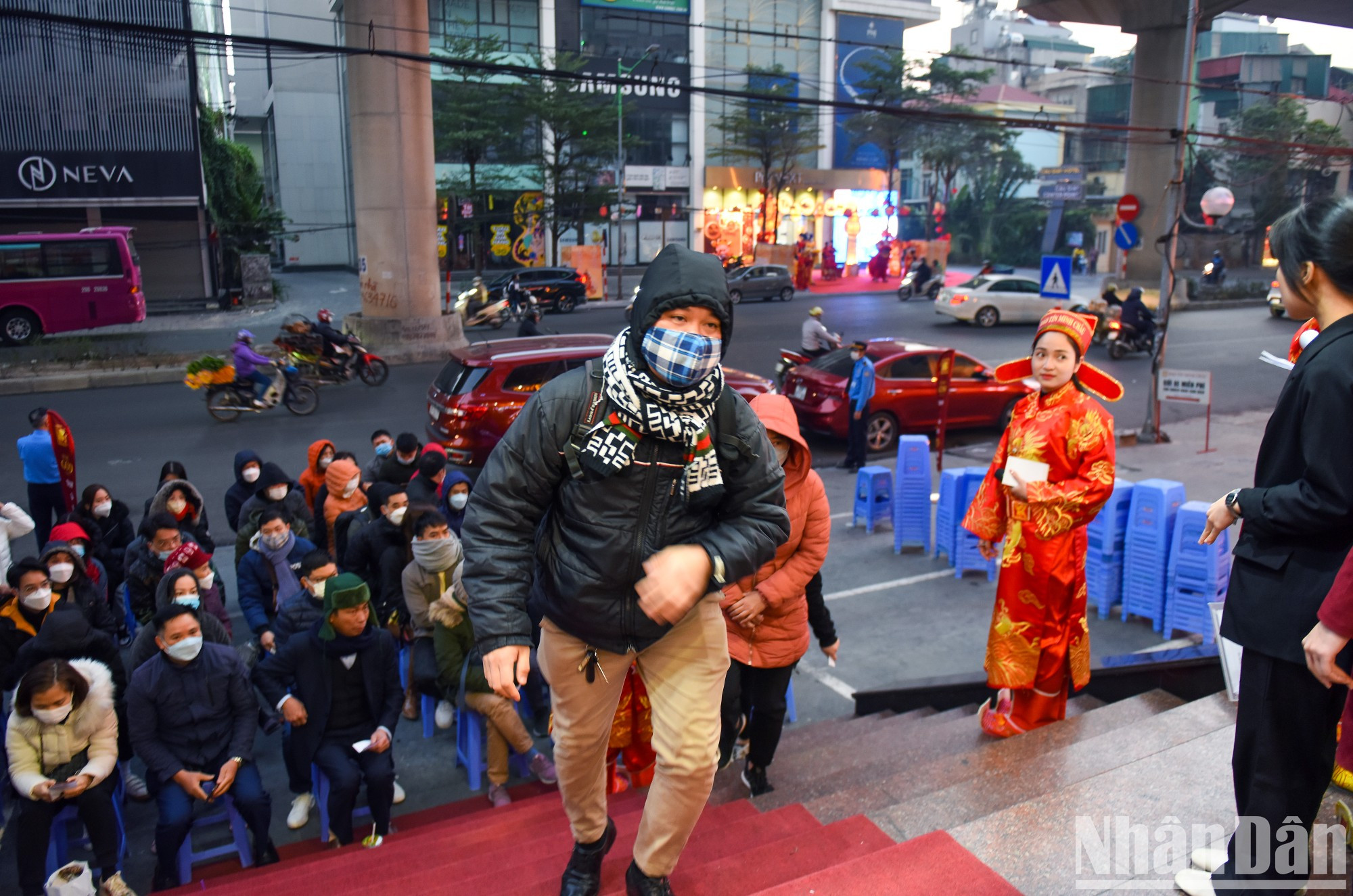 第一名顾客被指导进入商店。他后面,数十人还在耐心等待。 第一名顾客被指导进入商店。他后面,数十人还在耐心等待。