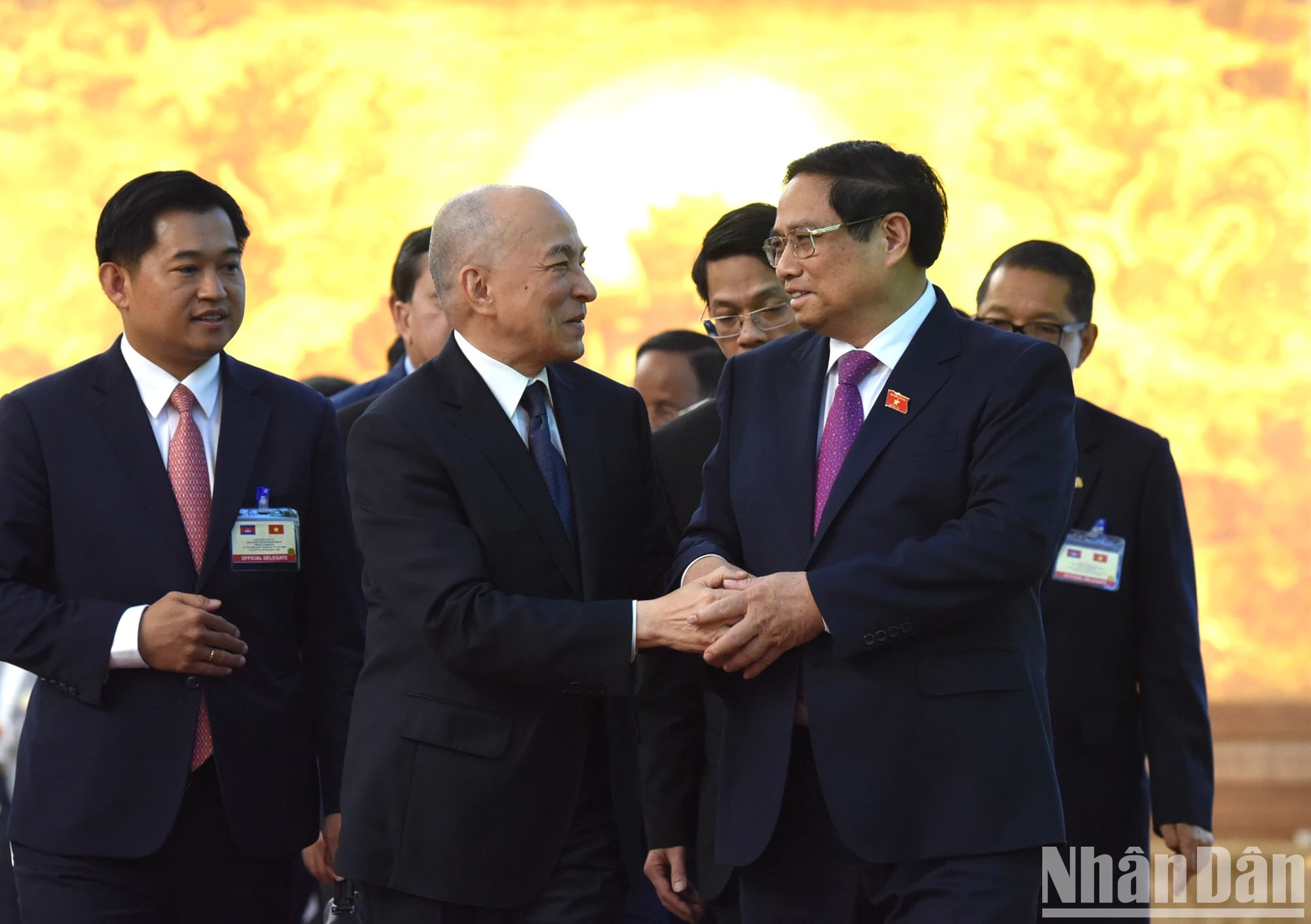 范明正总理欢送柬埔寨国王诺罗敦·西哈莫尼