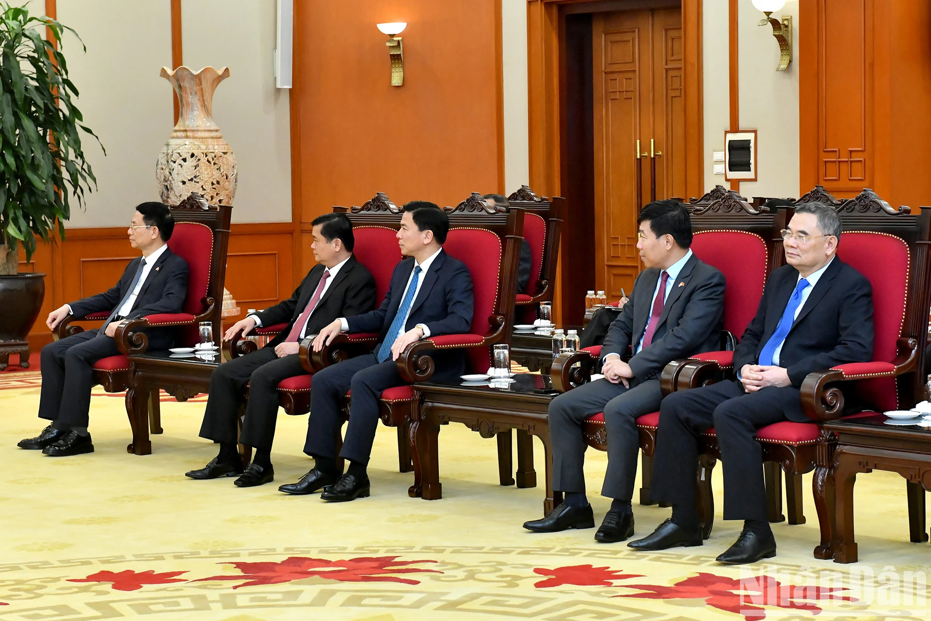 出席会见的越方代表团。 出席会见的越方代表团。