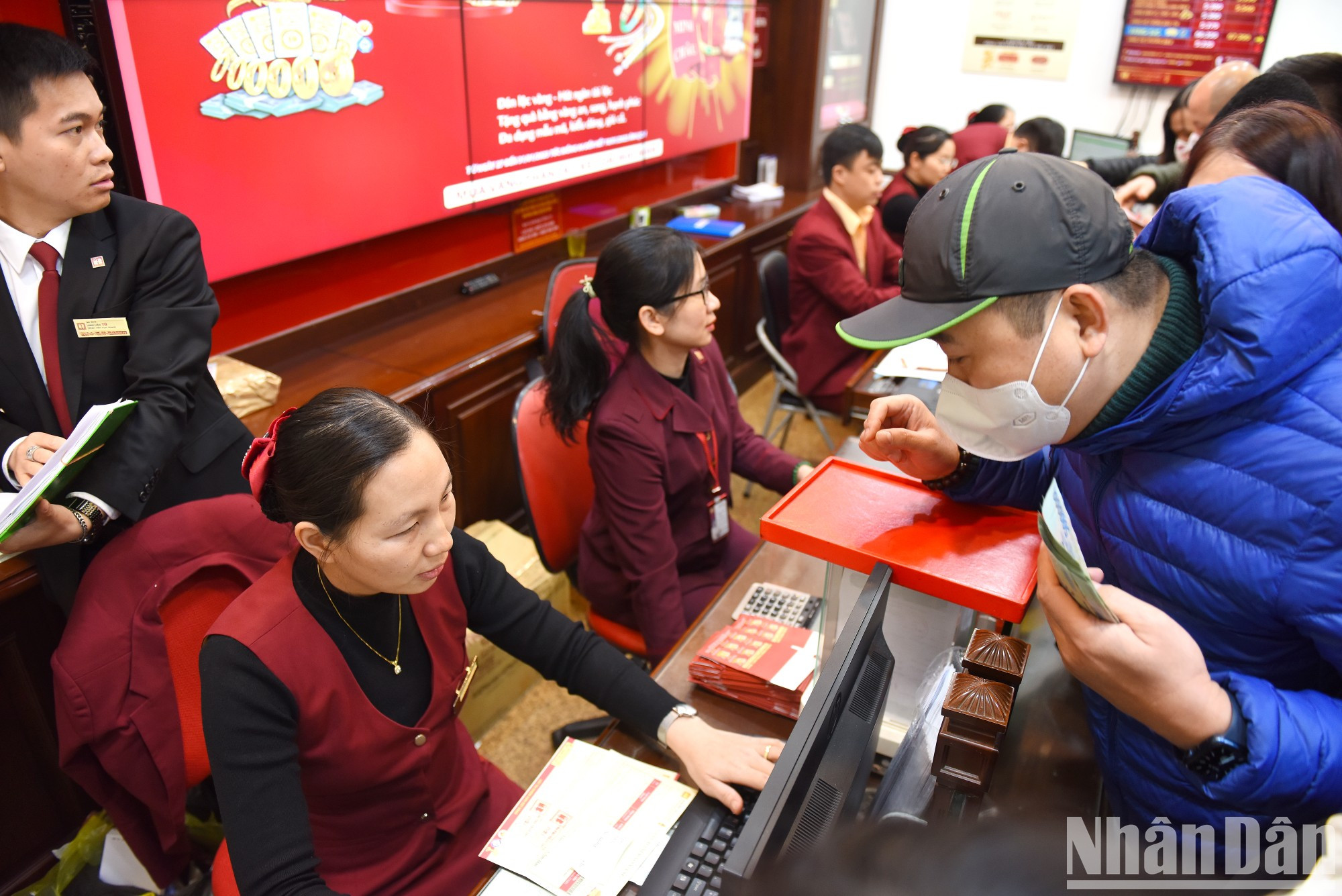 一位顾客分享道:“每年的这一天,我也会花时间买一两两黄金,希望新的一年好运连连”。 一位顾客分享道:“每年的这一天,我也会花时间买一两两黄金,希望新的一年好运连连”。