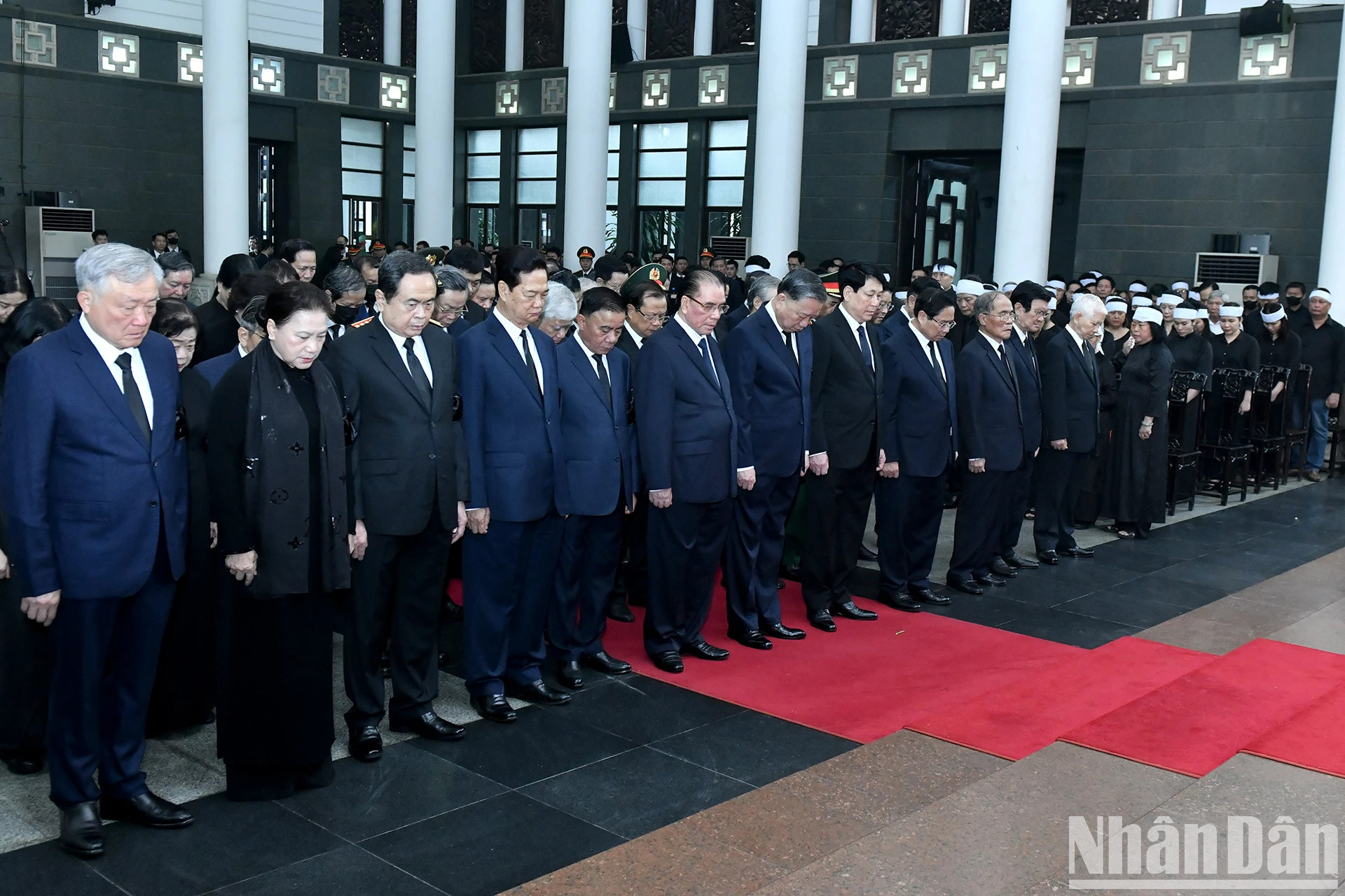 由越共中央总书记苏林率领的越共中央委员会代表团吊唁原国家主席陈德良逝世。 由越共中央总书记苏林率领的越共中央委员会代表团吊唁原国家主席陈德良逝世。