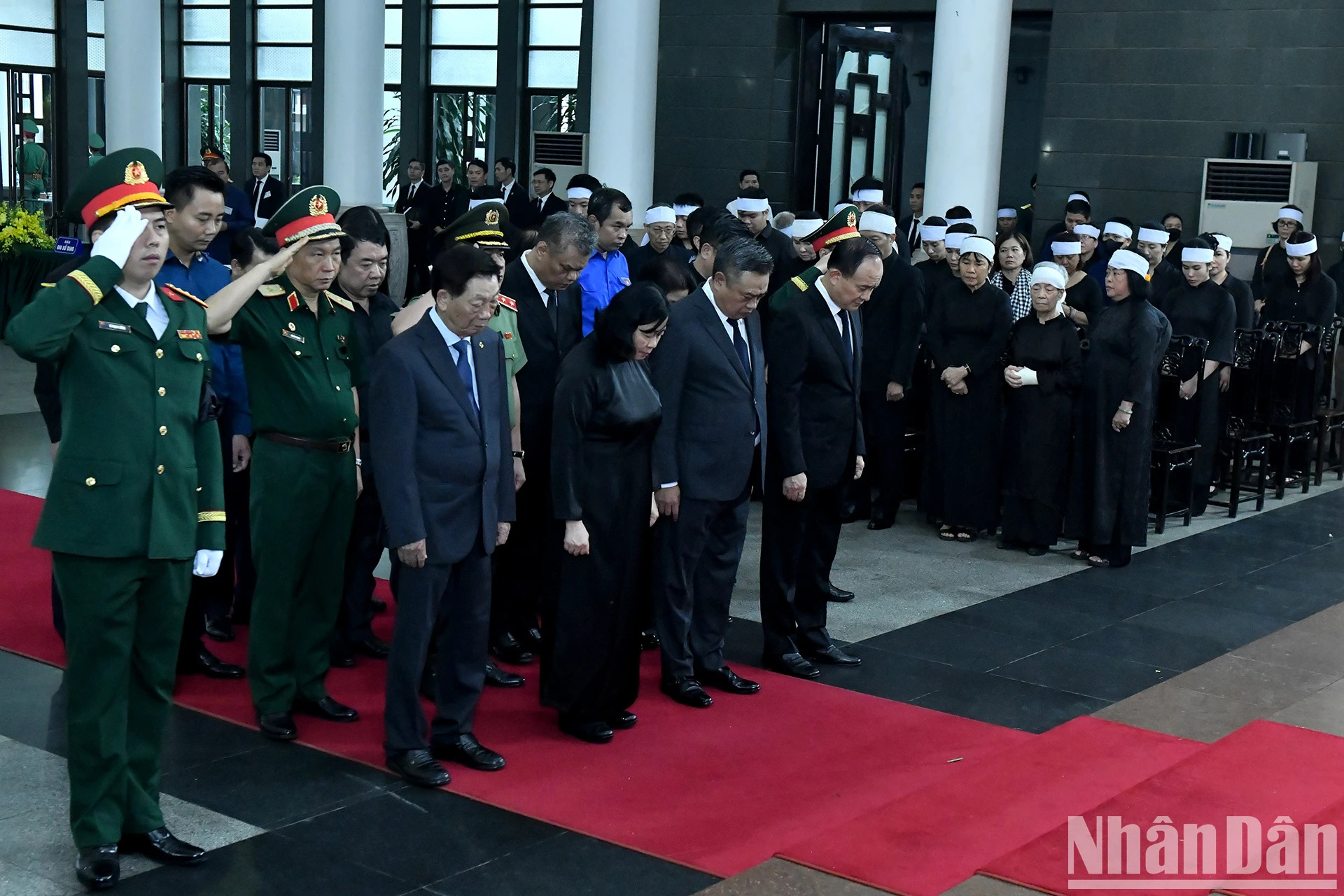 由越共中央政治局委员、河内市委书记裴氏明怀率领的河内市委、人民议会、人委会、祖国阵线委员会代表团吊唁原国家主席陈德良逝世。 由越共中央政治局委员、河内市委书记裴氏明怀率领的河内市委、人民议会、人委会、祖国阵线委员会代表团吊唁原国家主席陈德良逝世。