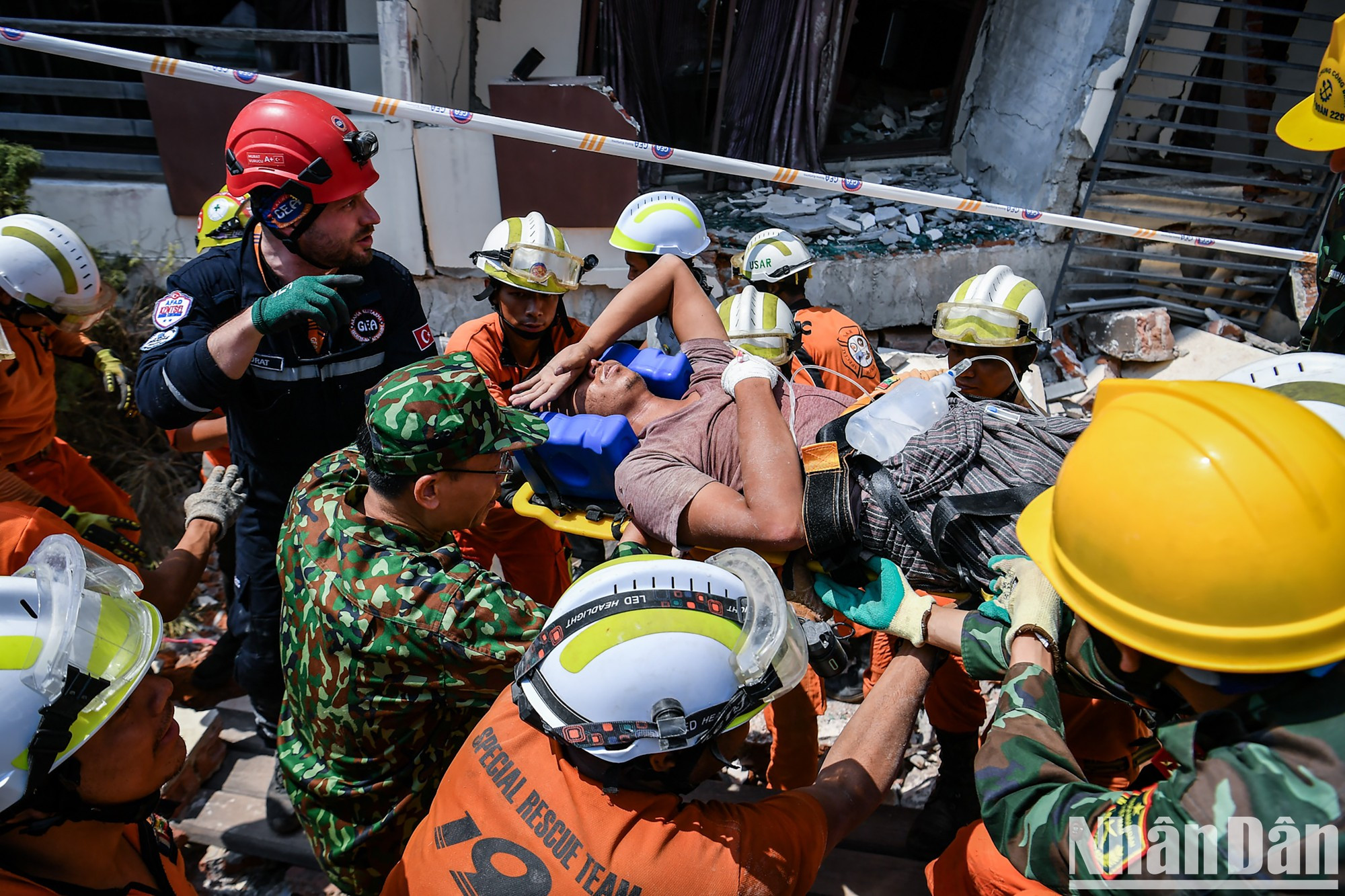 4月2日下午,越南人民军救援力量在缅甸救灾过程中创造奇迹。越南人民军救援队协调其他力量成功营救被困在废墟中5天的一名遇险者。 4月2日下午,越南人民军救援力量在缅甸救灾过程中创造奇迹。越南人民军救援队协调其他力量成功营救被困在废墟中5天的一名遇险者。