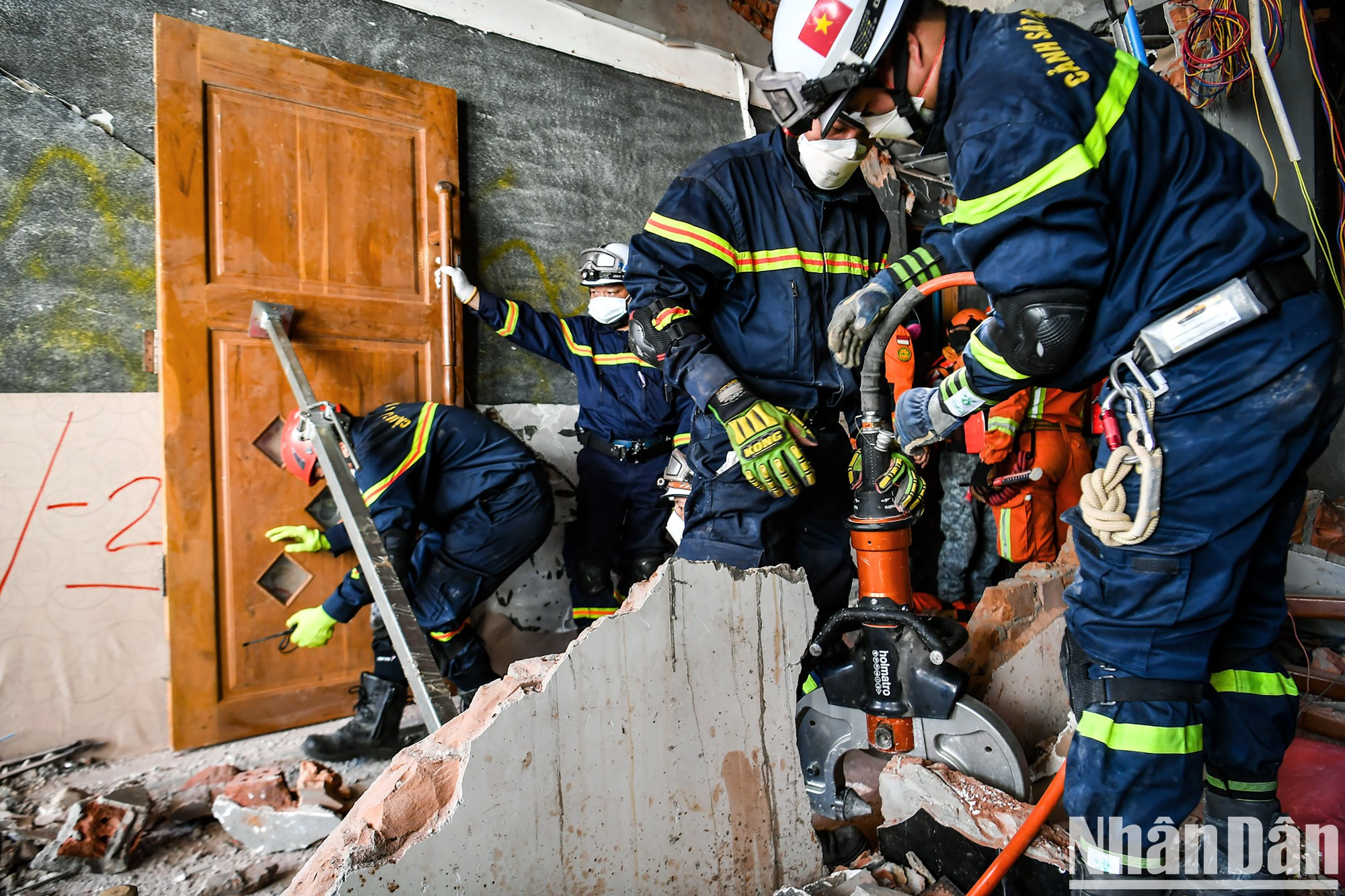 越南救援力量使用液压钳打破混凝土和承重杆系统,以确保建筑物结构不会振动。 越南救援力量使用液压钳打破混凝土和承重杆系统,以确保建筑物结构不会振动。