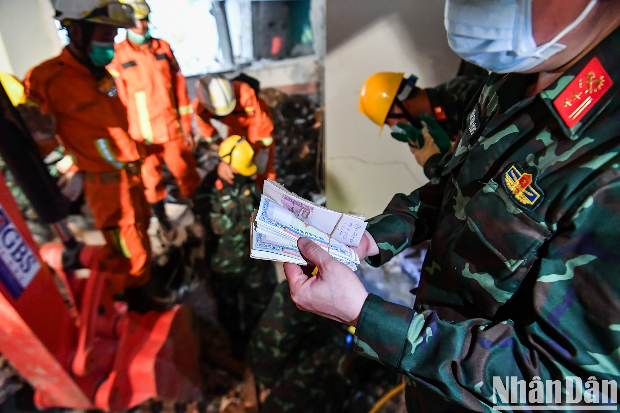 代表团还找到了价值数十万美元的许多物资和设备,并移交给当地政府。 代表团还找到了价值数十万美元的许多物资和设备,并移交给当地政府。