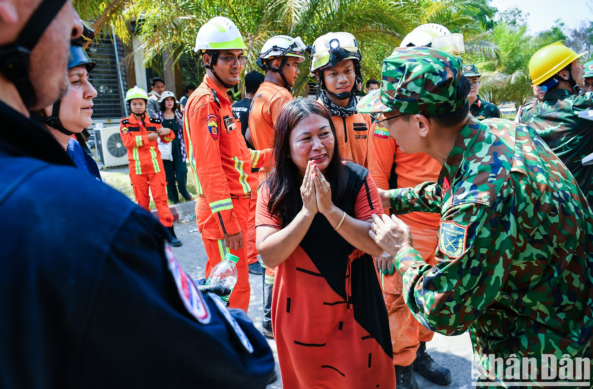 缅甸人民在奇迹般获救现场的越南人民军救援队表达了感谢。 缅甸人民在奇迹般获救现场的越南人民军救援队表达了感谢。