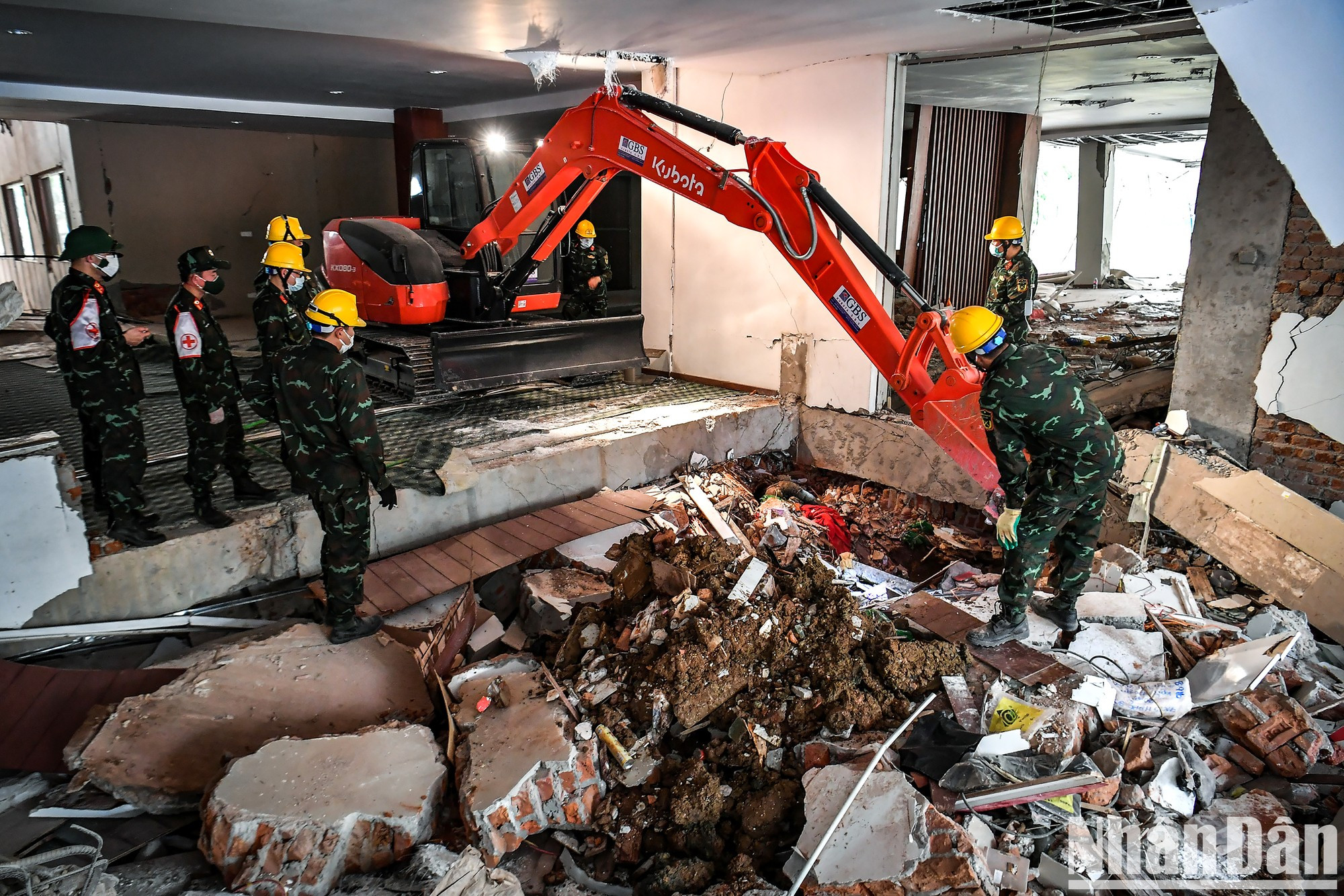 在一些困难的情况下,救援力量不得不调动缅甸的挖掘机进行搜寻。 在一些困难的情况下,救援力量不得不调动缅甸的挖掘机进行搜寻。