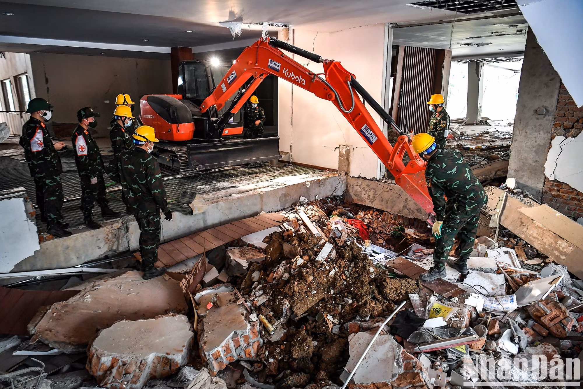 在一些困难的情况下,救援力量不得不调动缅甸的挖掘机进行搜寻。 在一些困难的情况下,救援力量不得不调动缅甸的挖掘机进行搜寻。