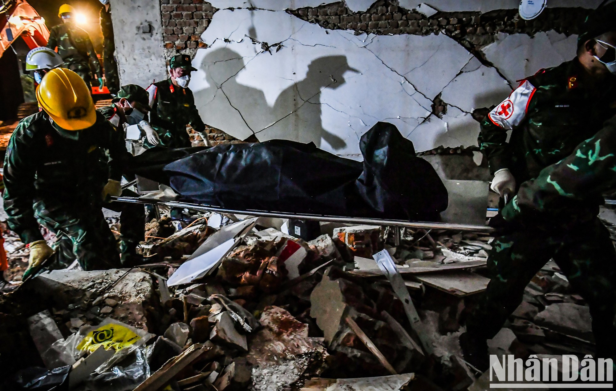 越南救援力量争分夺秒,不顾黑暗和危险,以最高的责任感紧急部署到缅甸首都内比都开展搜救工作。 越南救援力量争分夺秒,不顾黑暗和危险,以最高的责任感紧急部署到缅甸首都内比都开展搜救工作。