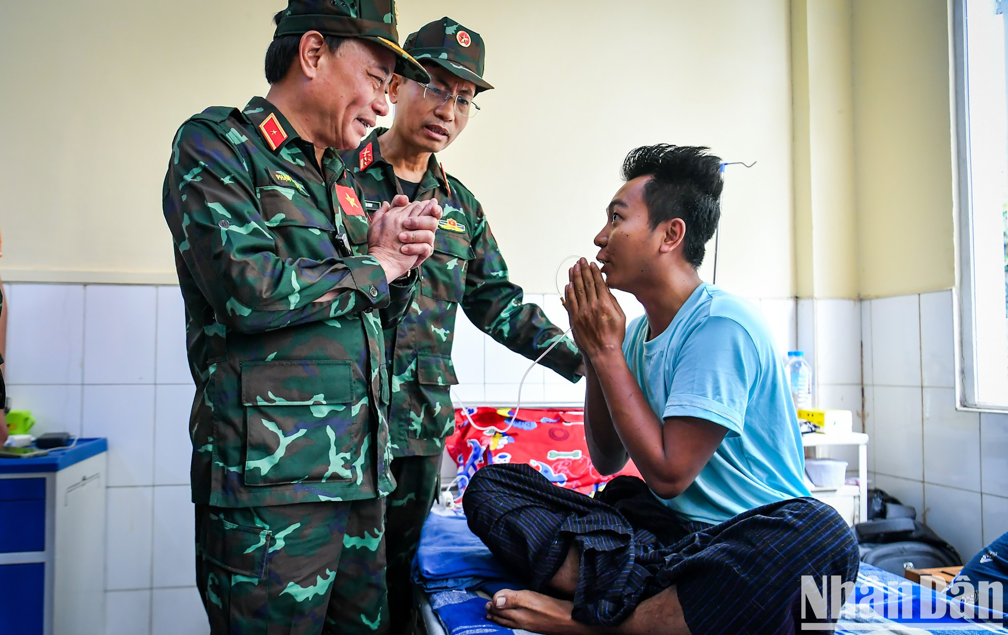 获救的Htet Muang Muang哽咽地说:“我个人感谢越南军队。” 获救的Htet Muang Muang哽咽地说:“我个人感谢越南军队。”