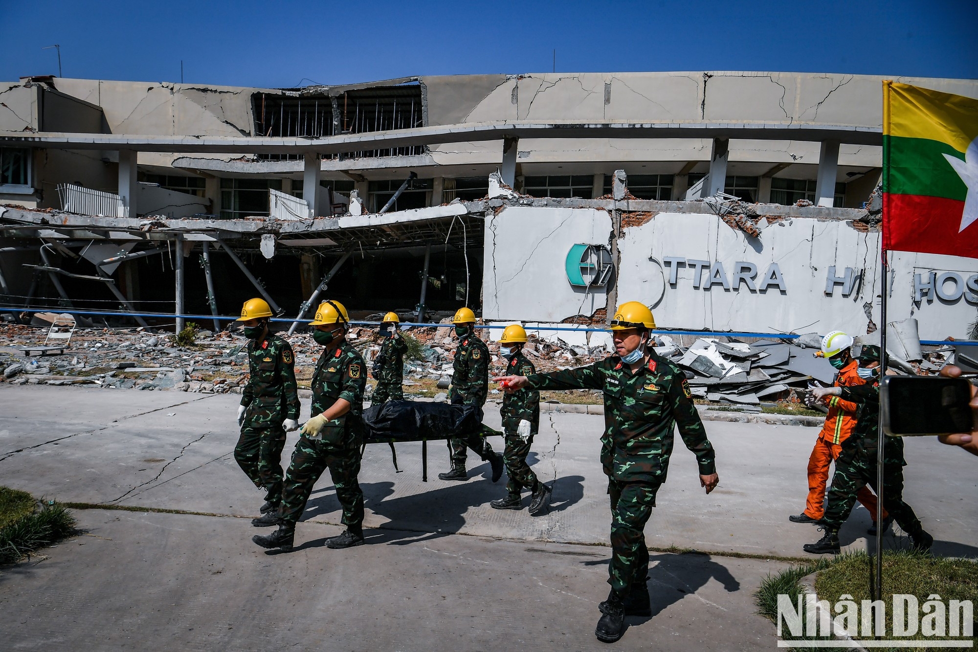 缅甸地震灾害发生后,3月31日凌晨,越南救援团立即抵达内比都开展搜寻工作。 缅甸地震灾害发生后,3月31日凌晨,越南救援团立即抵达内比都开展搜寻工作。