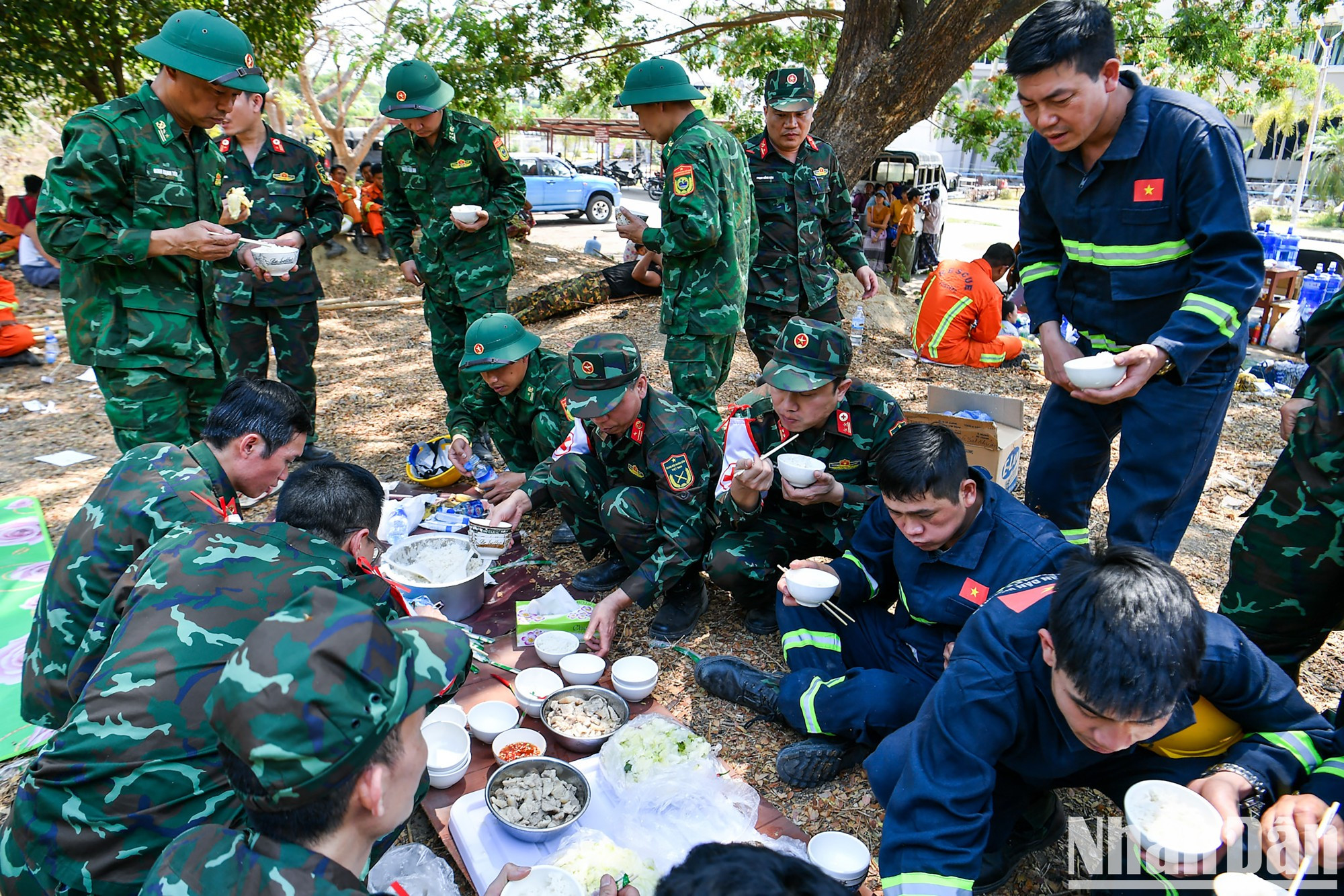 越南人民军在现场上享受简单的用餐瞬间。 越南人民军在现场上享受简单的用餐瞬间。
