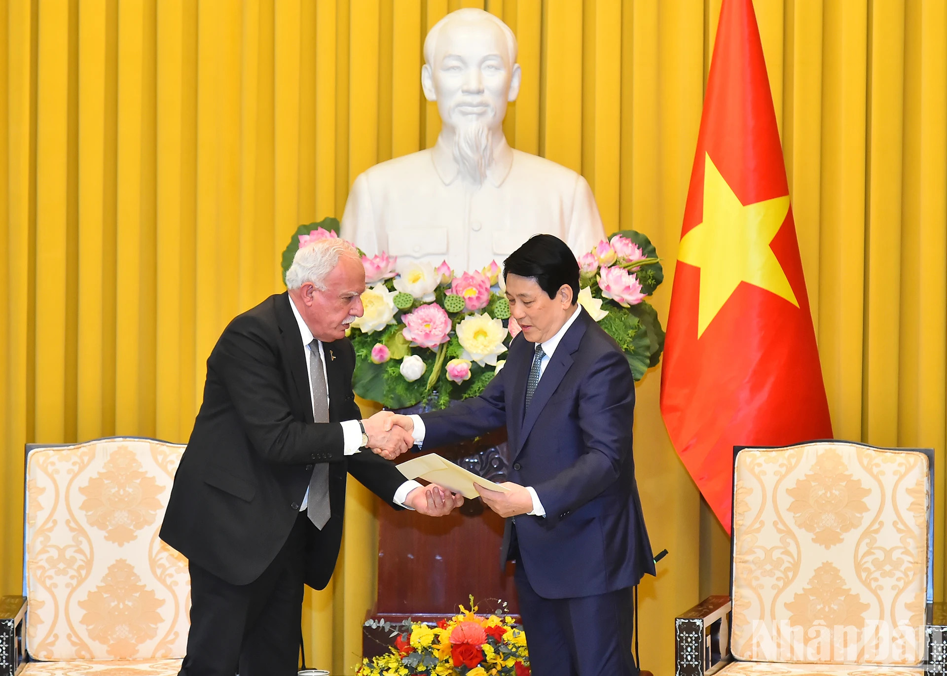 里亚德·马尔基先转交巴勒斯坦总统马哈茂德·阿巴斯致梁强主席的信。