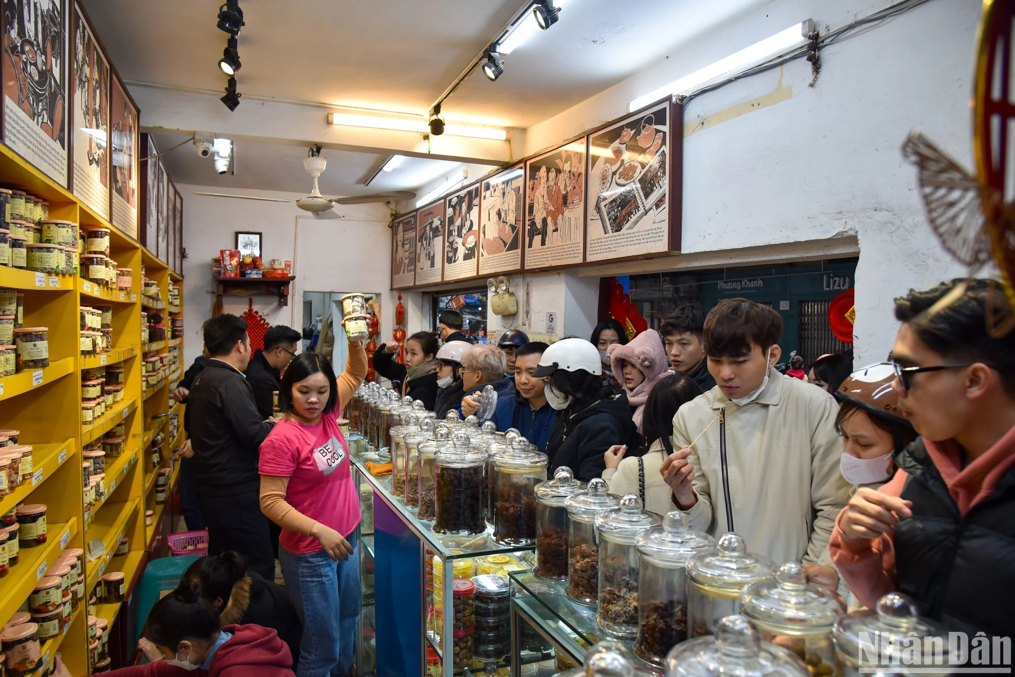 民众选购乌梅。