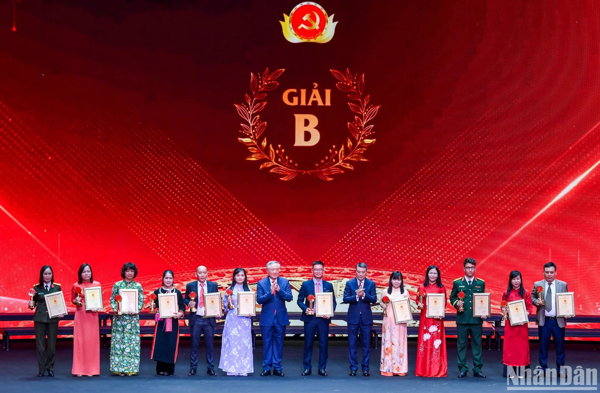 越共中央政治局委员、政府常务副总理阮和平同越共中央政治局委员、中央书记处书记、中央组织部部长黎明兴向各位作者颁发二等奖。 越共中央政治局委员、政府常务副总理阮和平同越共中央政治局委员、中央书记处书记、中央组织部部长黎明兴向各位作者颁发二等奖。