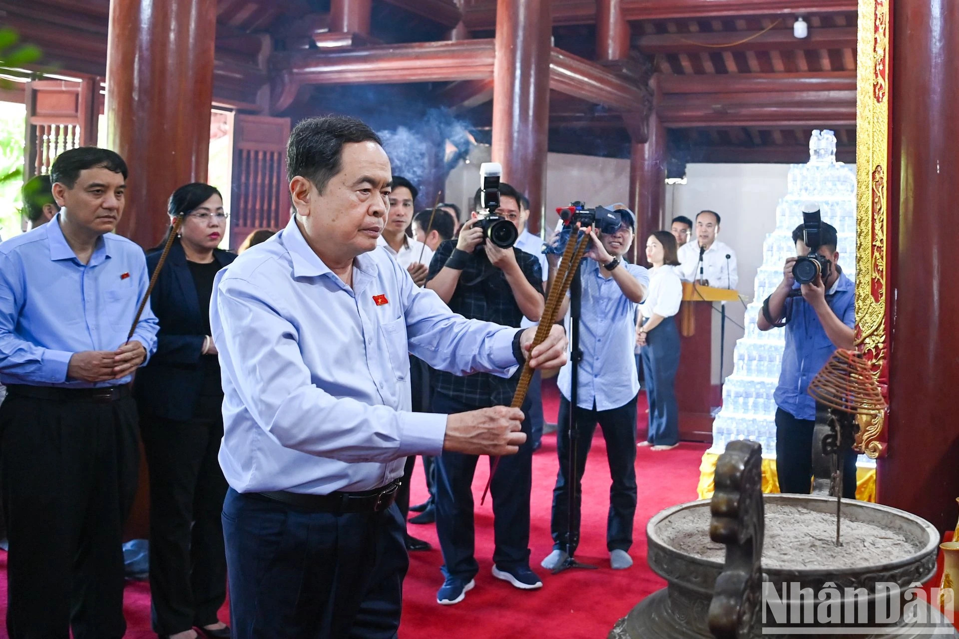 国会主席陈青敏在越老国际烈士陵园向胡志明主席敬香。 国会主席陈青敏在越老国际烈士陵园向胡志明主席敬香。