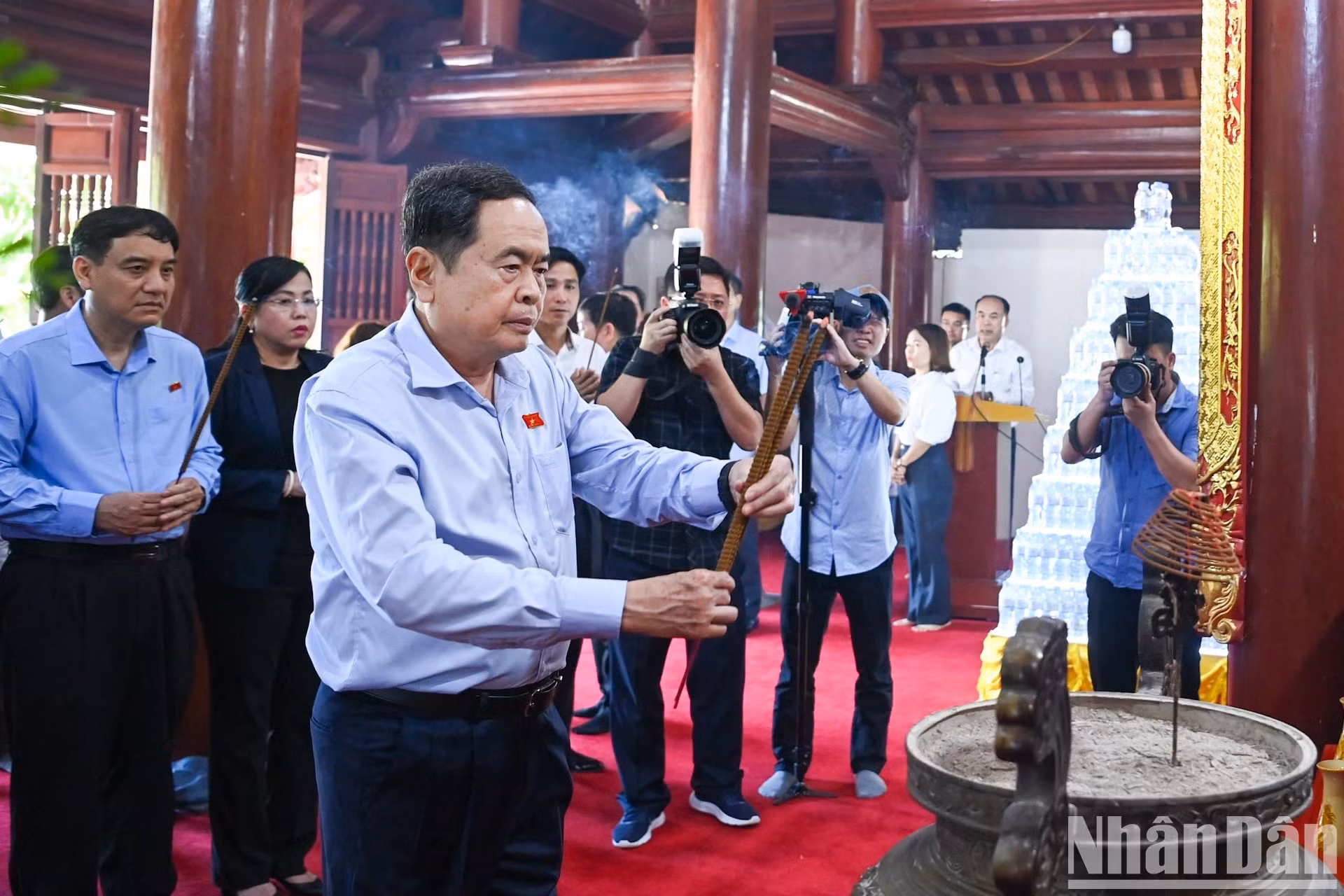 国会主席陈青敏在越老国际烈士陵园向胡志明主席敬香。