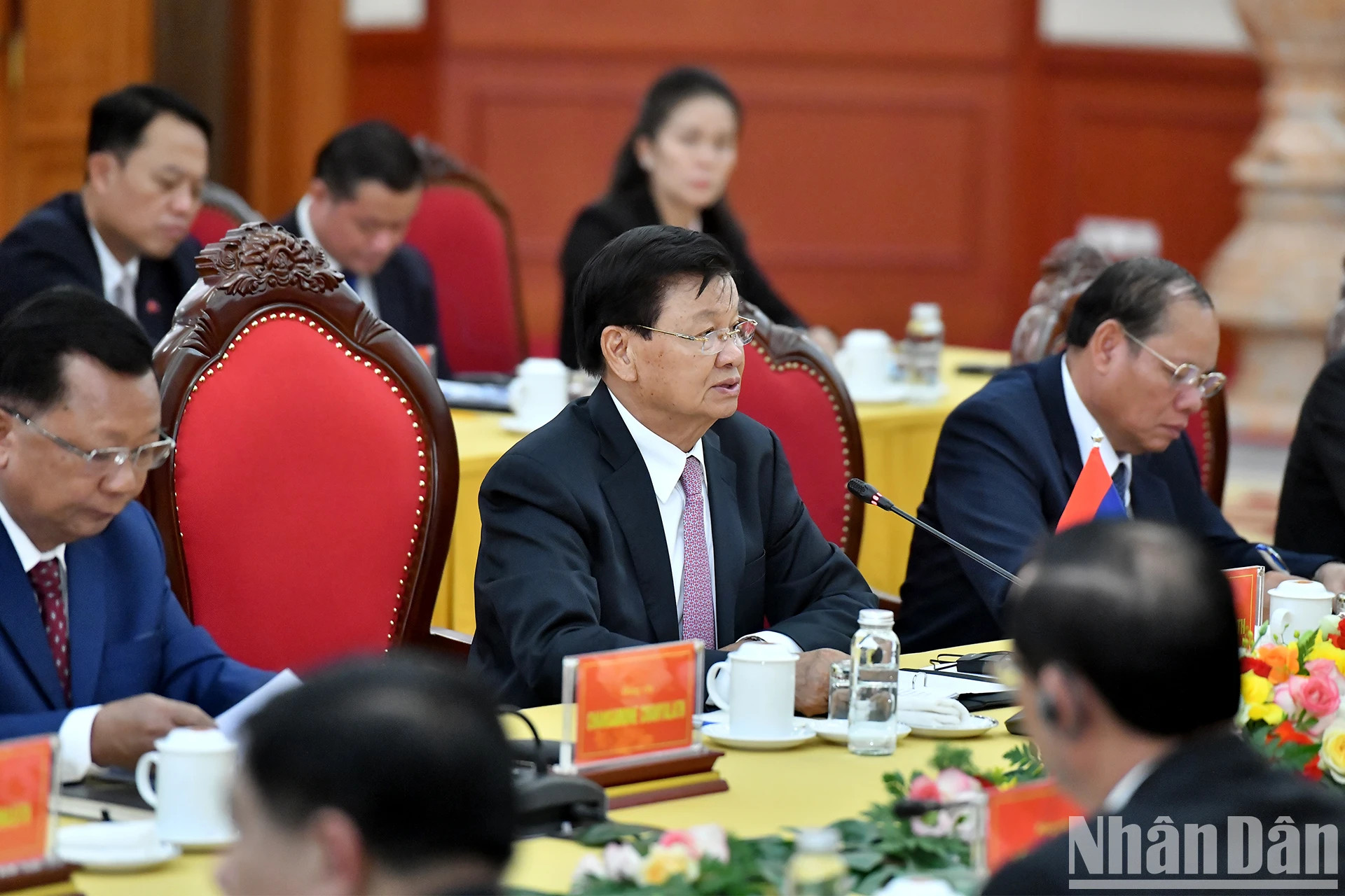 老挝人民革命党中央总书记、国家主席通伦·西苏里在会谈中发表讲话。 老挝人民革命党中央总书记、国家主席通伦·西苏里在会谈中发表讲话。