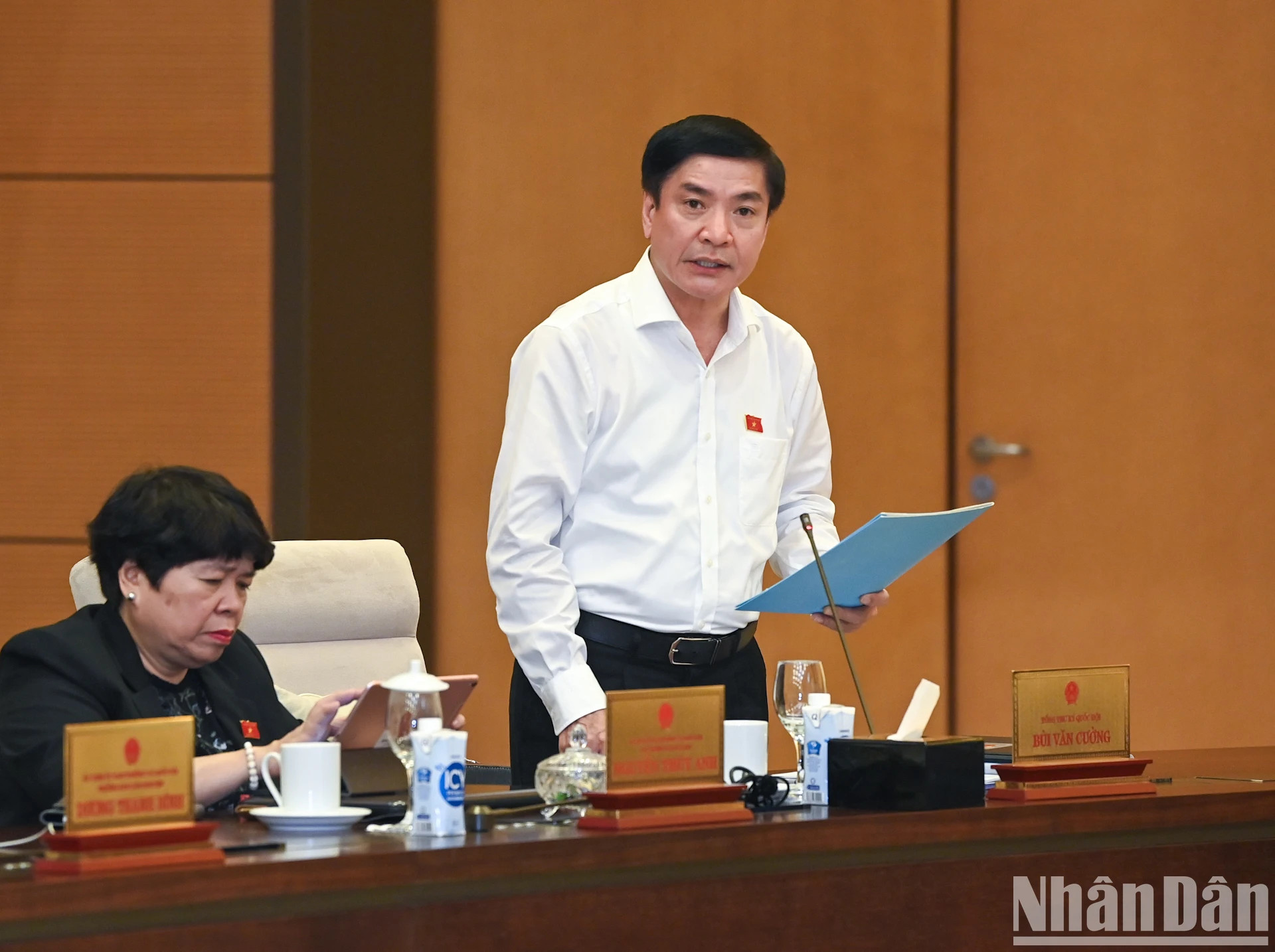 国会秘书长、国会办公厅主任裴文强发表讲话。