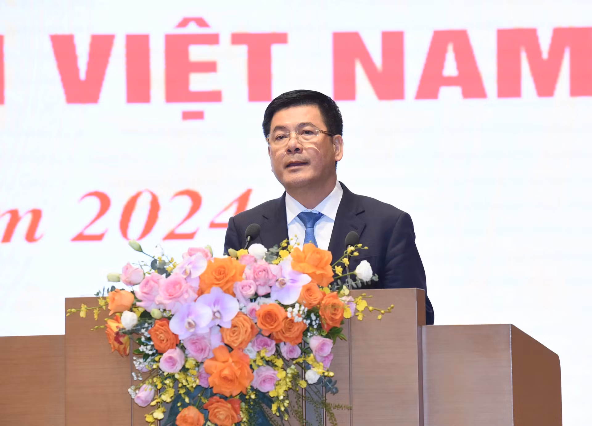 越南工贸部部长阮鸿延发表讲话。