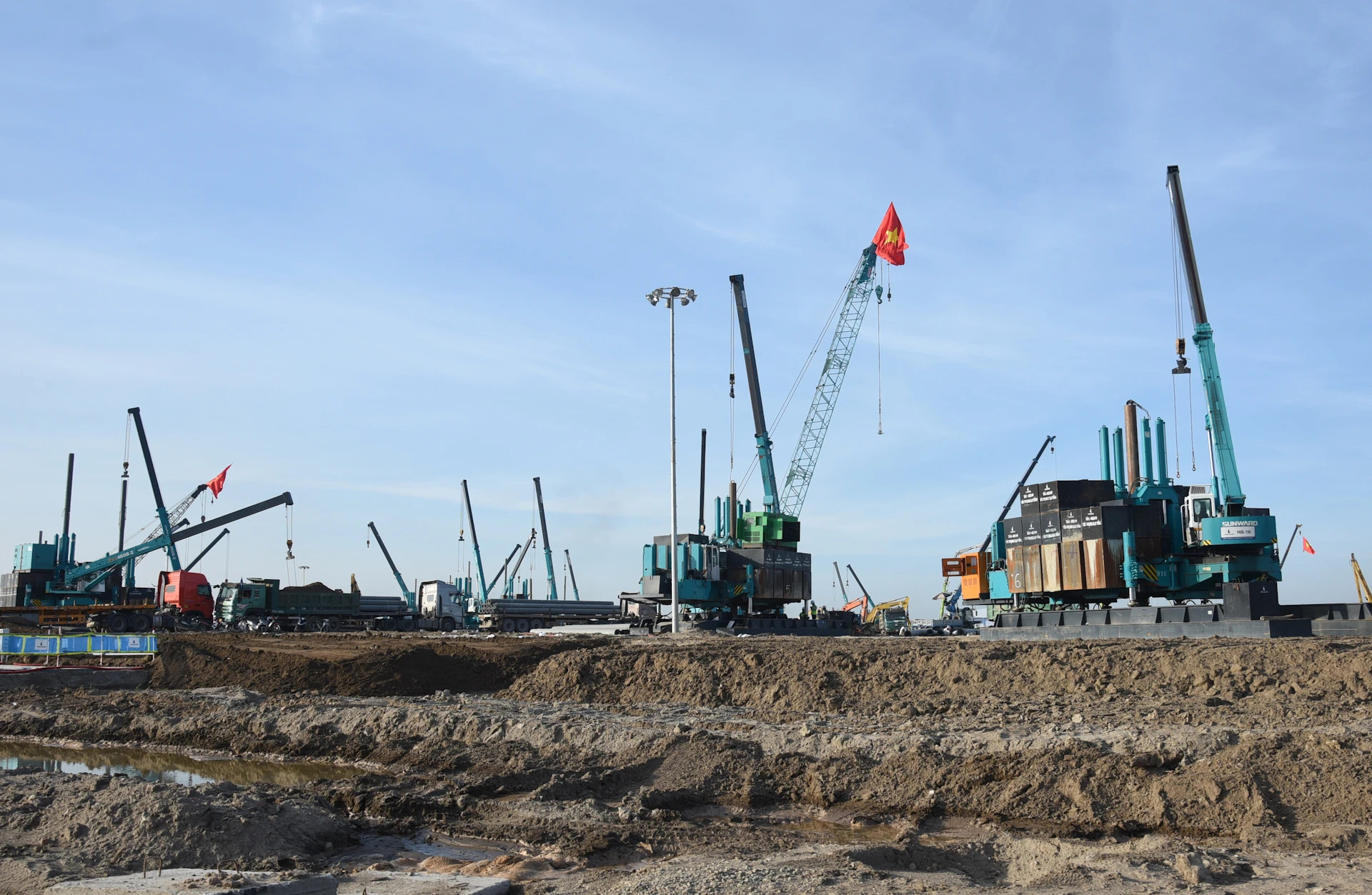 新会展中心占地面积90公顷，建成后将跻身全球最大会展中心行列，交通尤为方便，预计将成为举办全球领先贸易、展览活动的目的地。