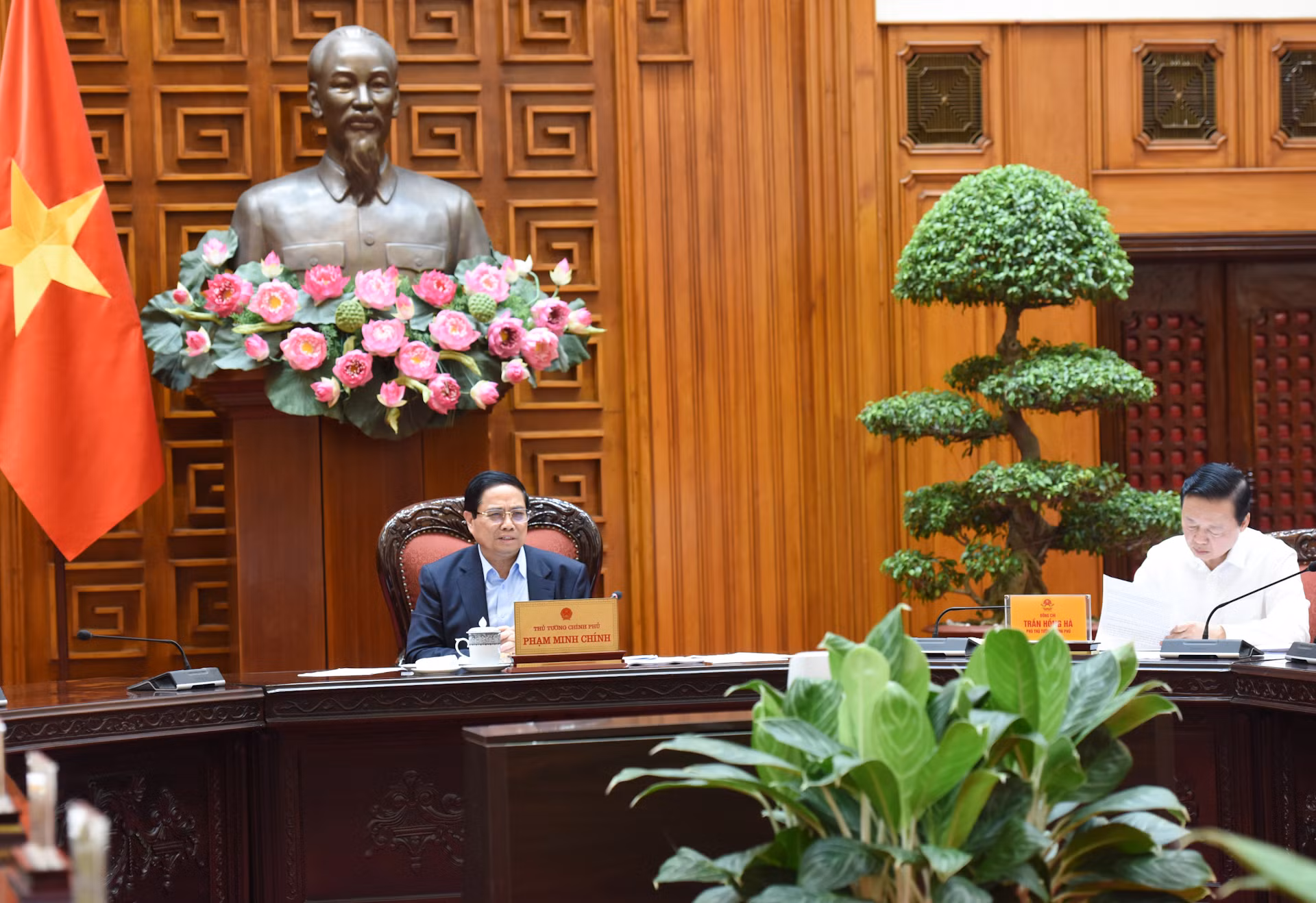 越南政府总理范明正主持有关开展老街—河内—海防铁路项目的会议【组图】