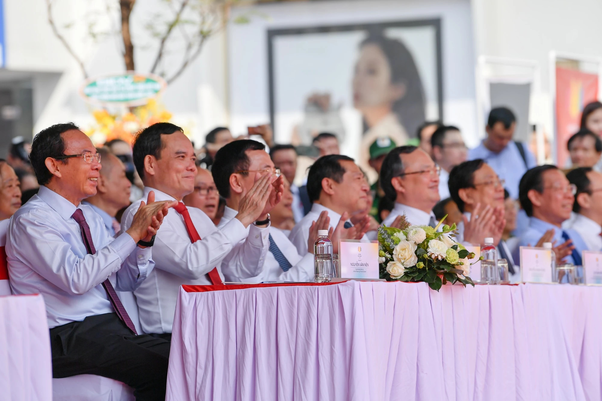 各位代表出席2024年越南全国报刊展开幕式。 各位代表出席2024年越南全国报刊展开幕式。