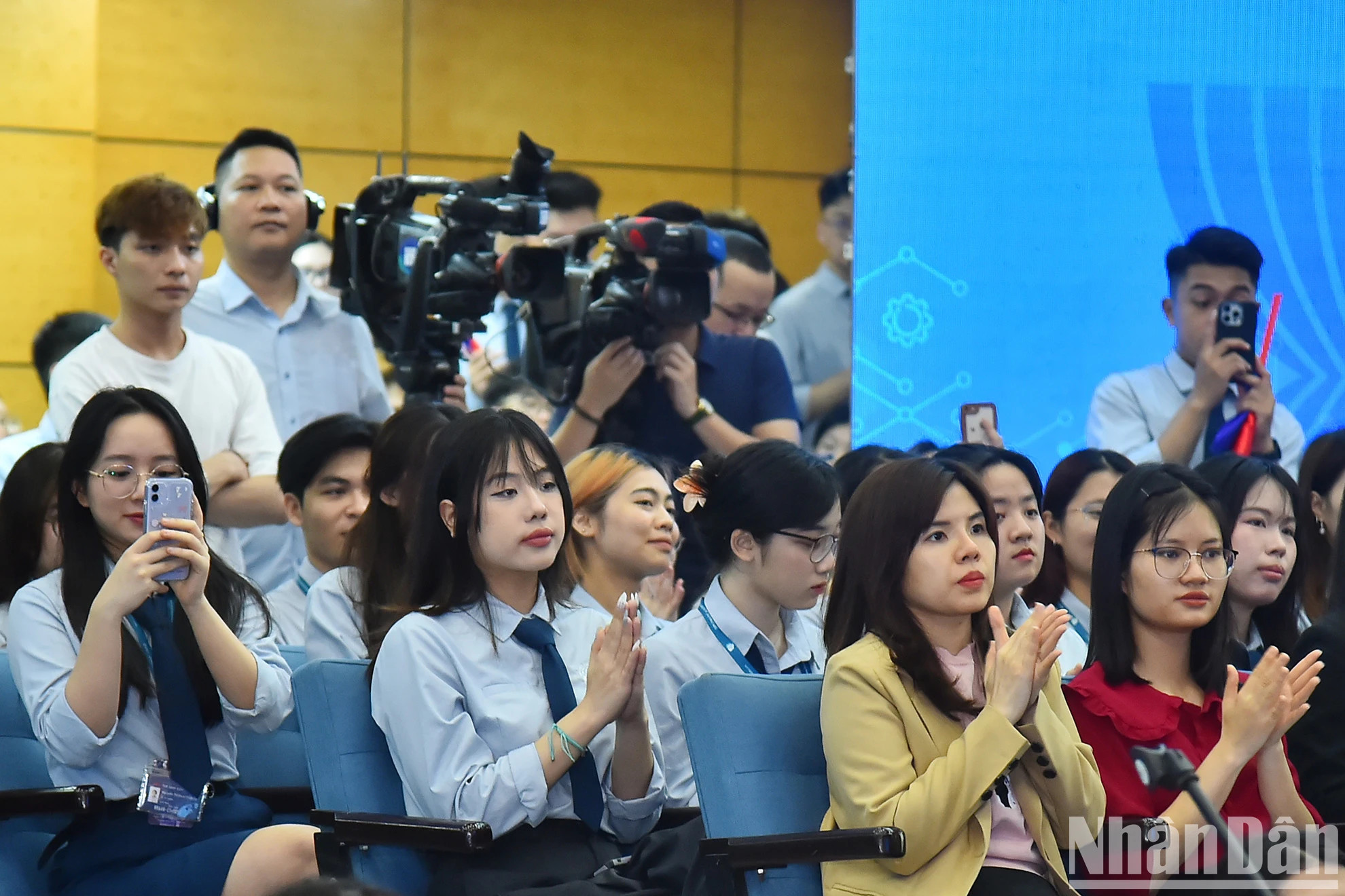 众多越南外交学院大学生出席对话会。
