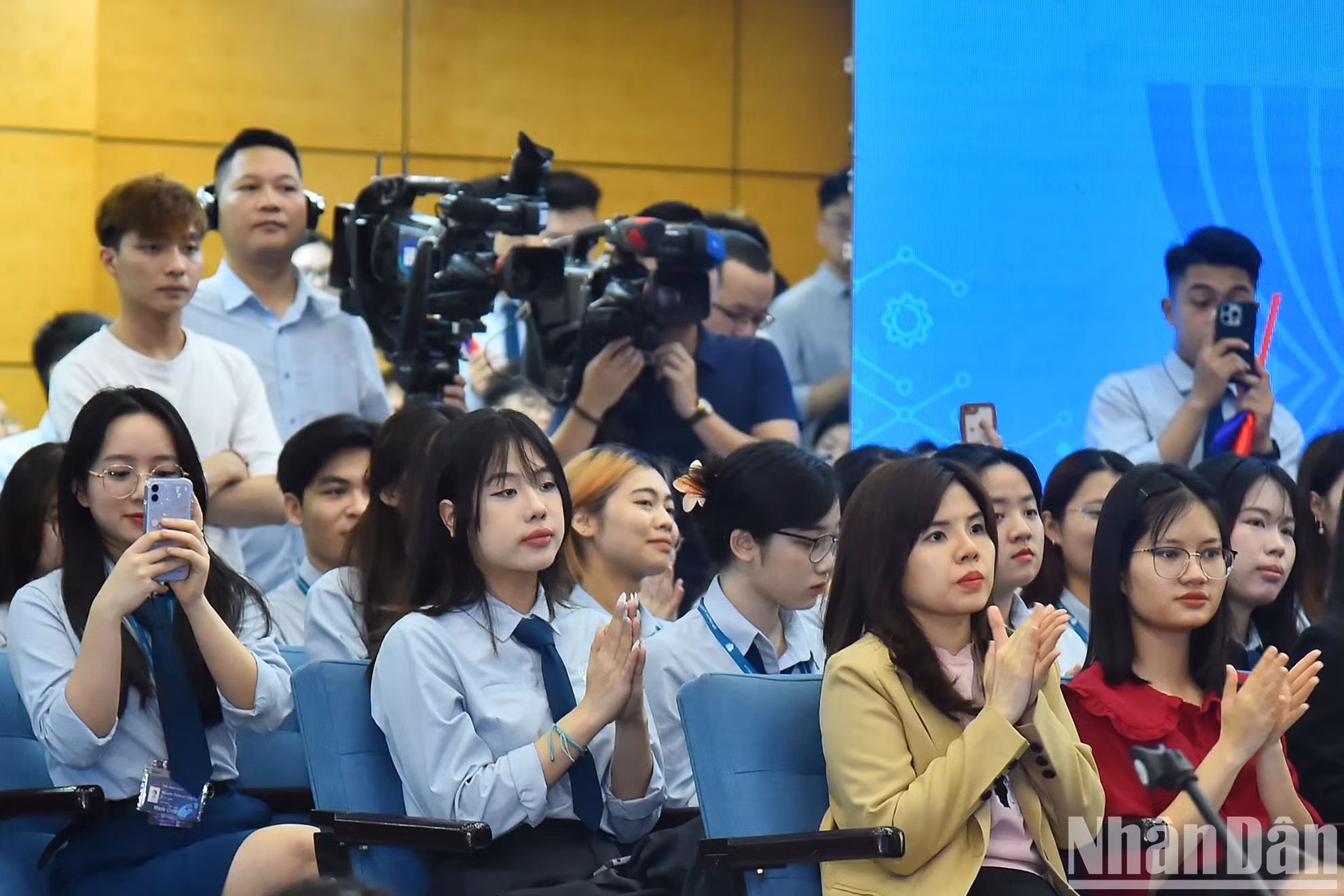 众多越南外交学院大学生出席对话会。